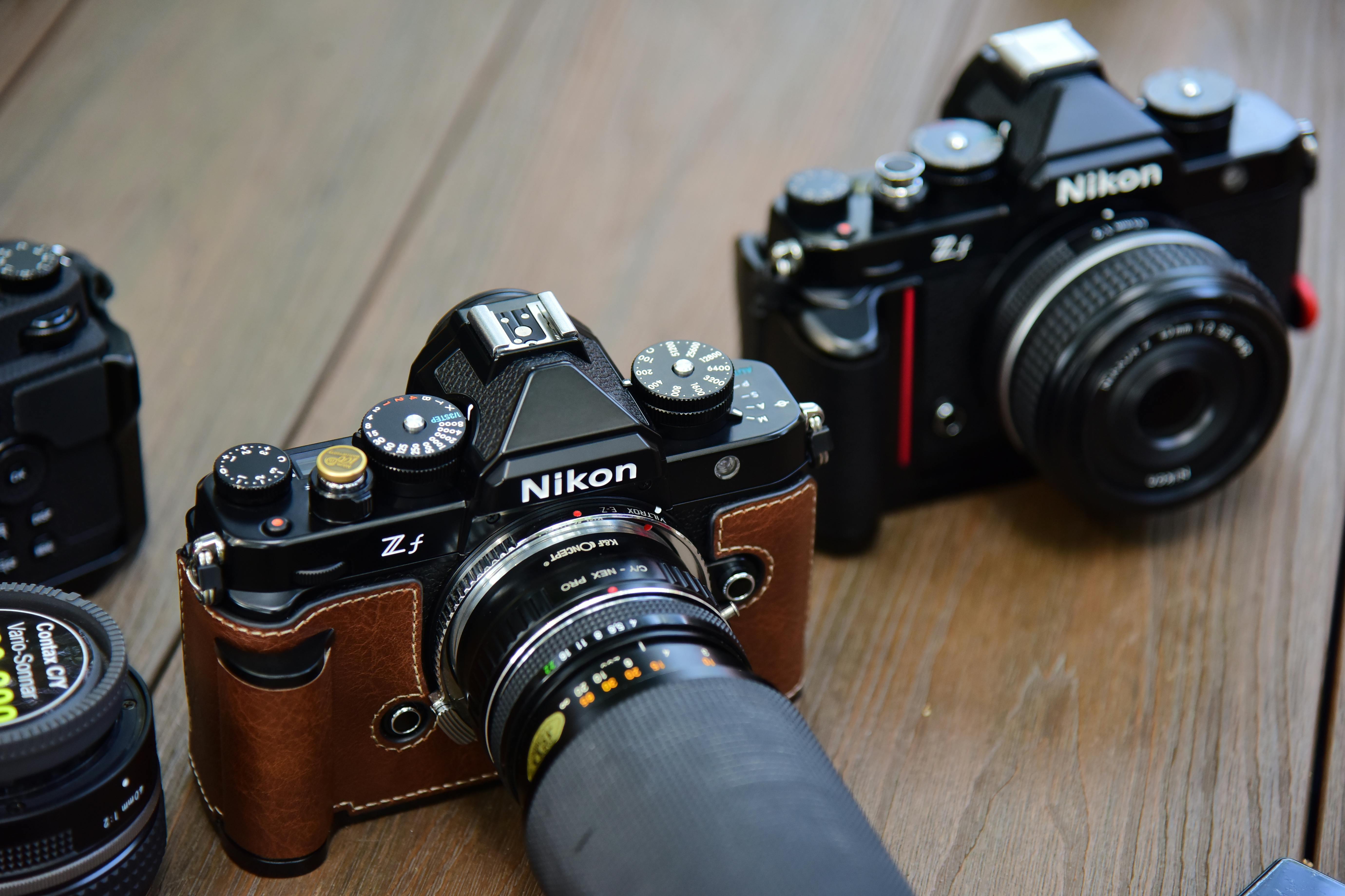 Gratuit Colecție de camere foto în stil vintage, cu huse din piele, pe o masă de lemn. Fotografie de stoc