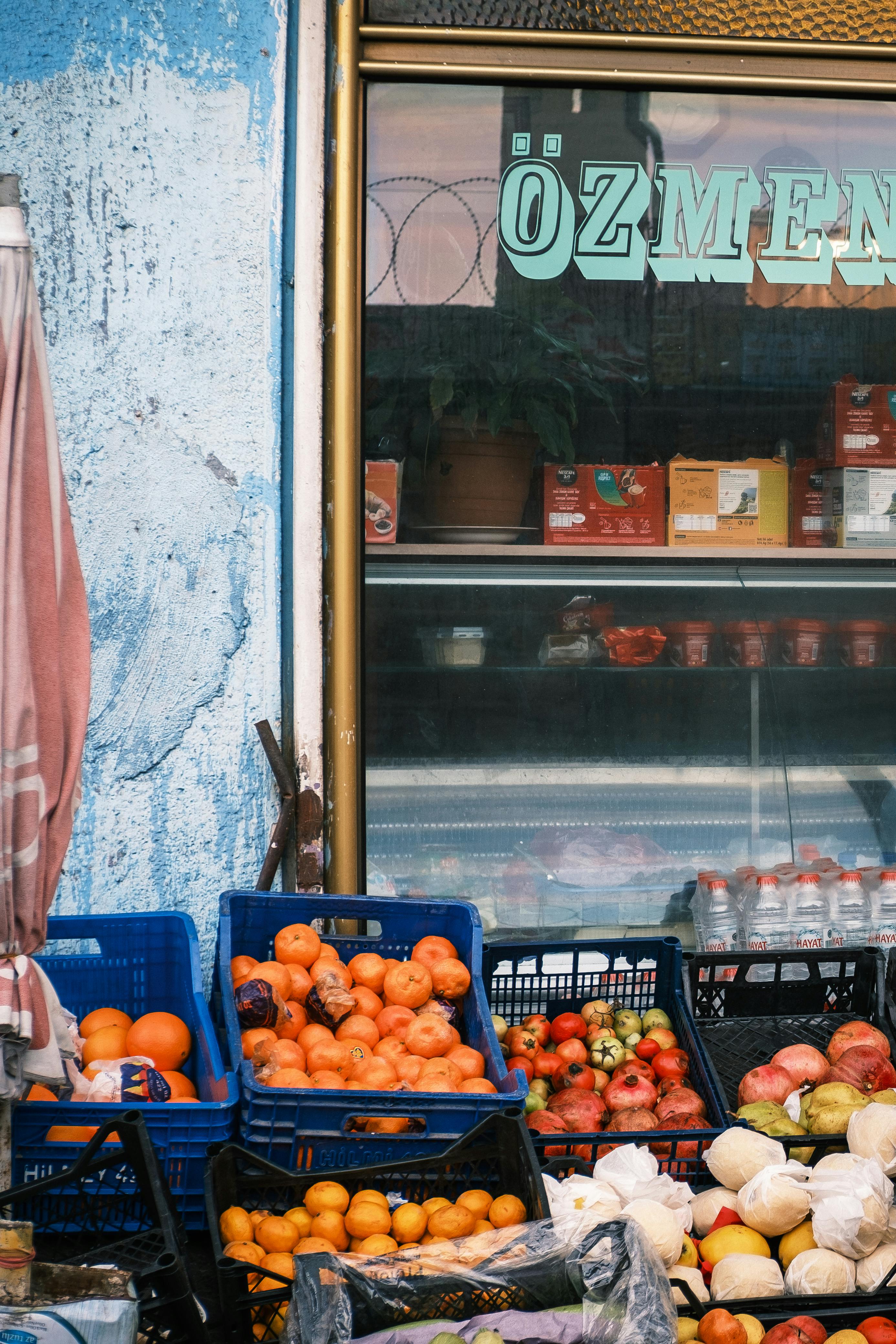 免费 商店外，蓝色墙壁上摆放着板条箱，里面装着色彩鲜艳的水果和蔬菜。 素材图片