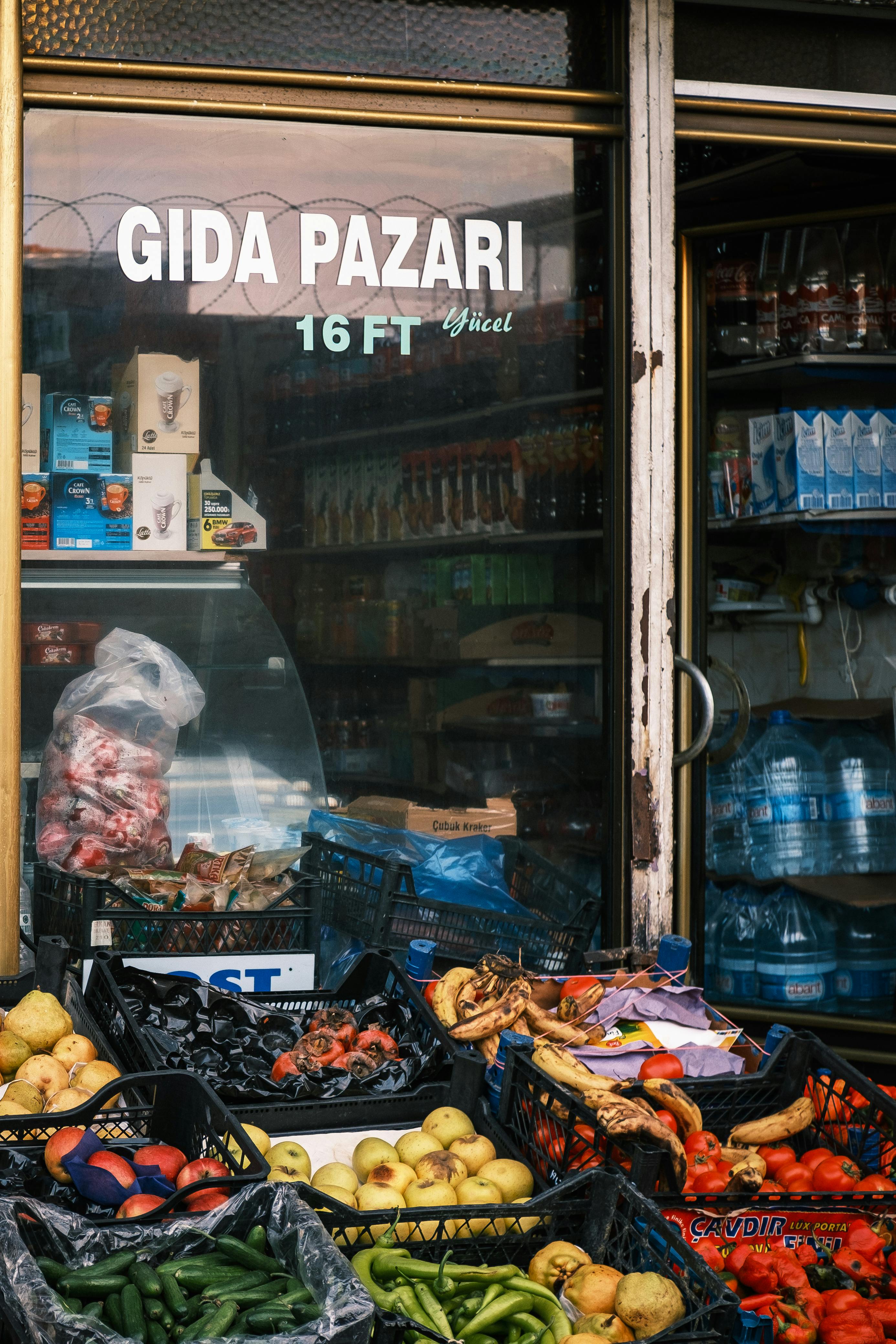 grátis Uma vibrante exposição de frutas e verduras frescas em uma barraca de mercado ao ar livre. Foto profissional