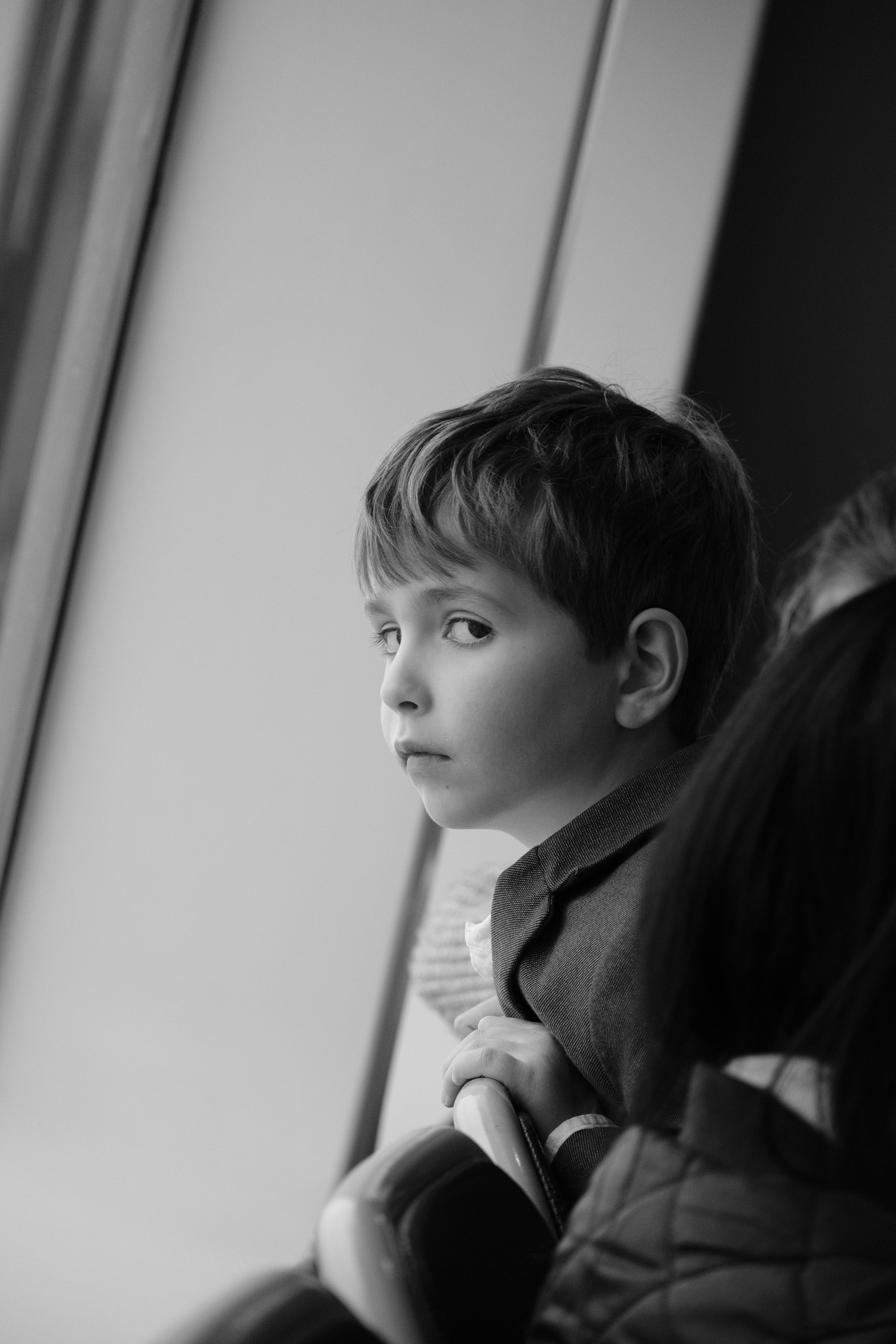 Безкоштовне Юнак задумливо дивиться у вікно, заглиблений у роздуми. стокове фото