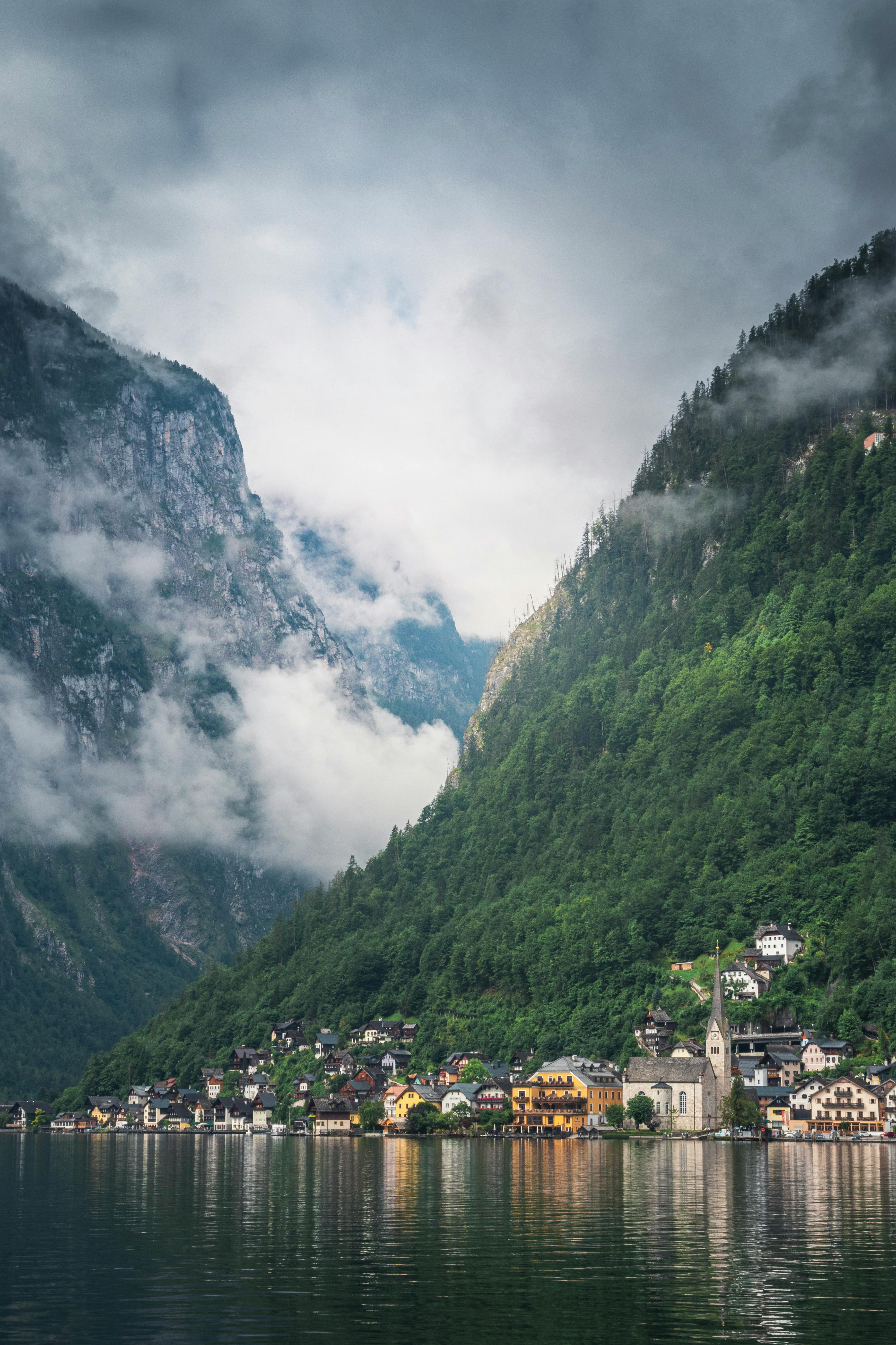 Gratis Malerisk utsikt over landsbyen Hallstatt med omkringliggende fjell og innsjø i Østerrike. Arkivbilde