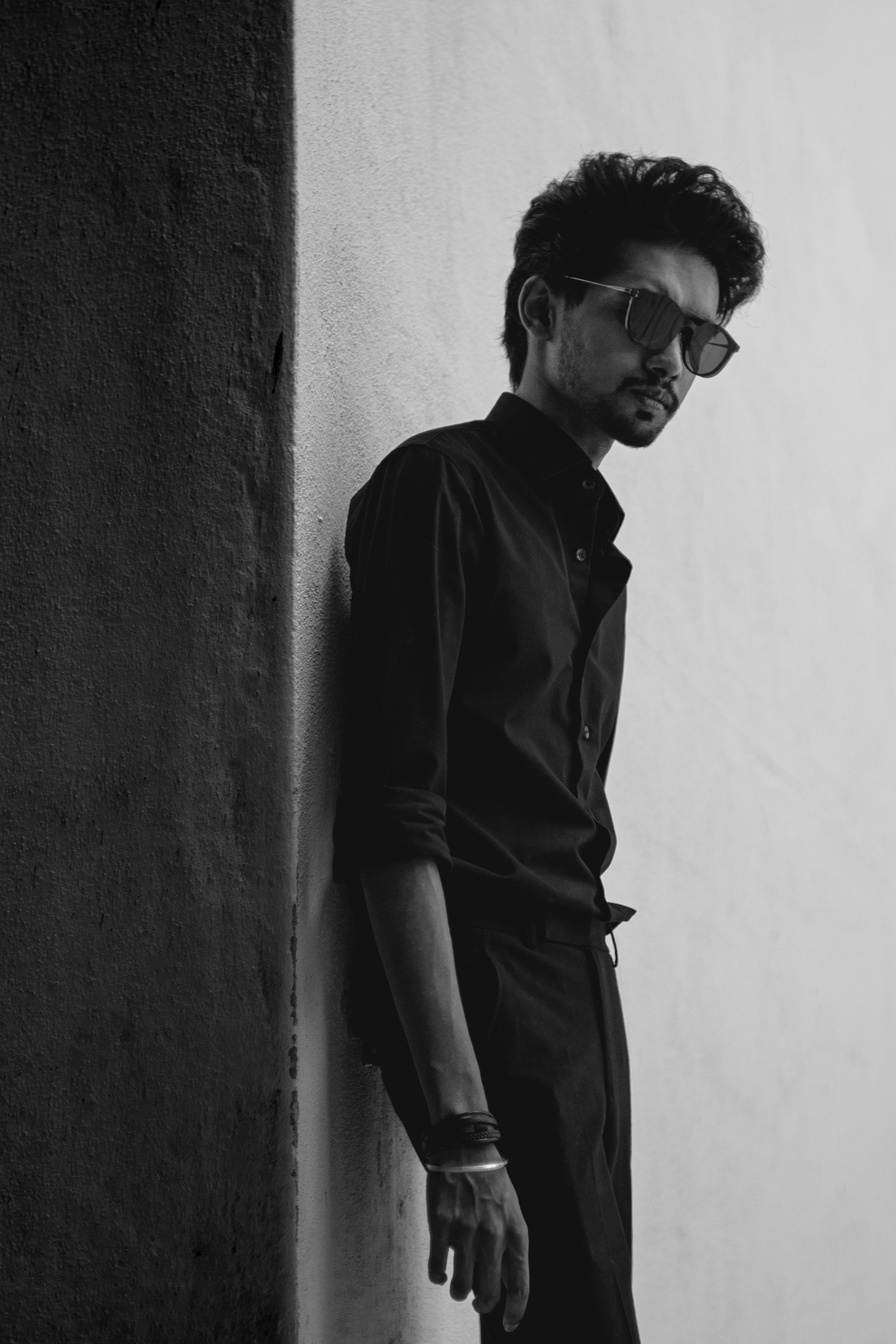 Miễn phí Bức chân dung nghệ thuật đen trắng của một người đàn ông đang tạo dáng dựa vào tường ở Bukit Mertajam. Ảnh lưu trữ