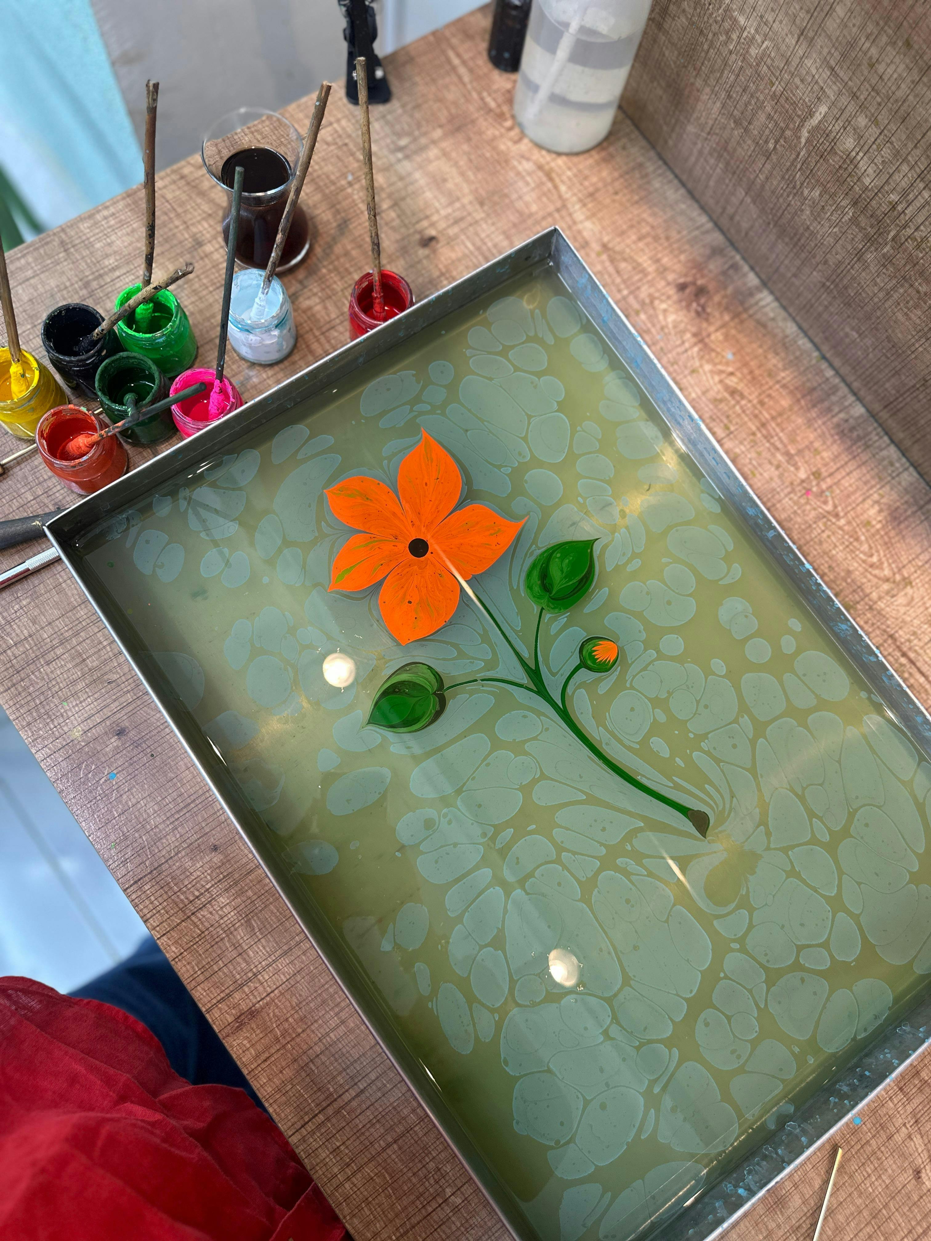 Gratis Obra de arte Ebru llena de color con un llamativo diseño de flores naranjas sobre el agua. Foto de stock