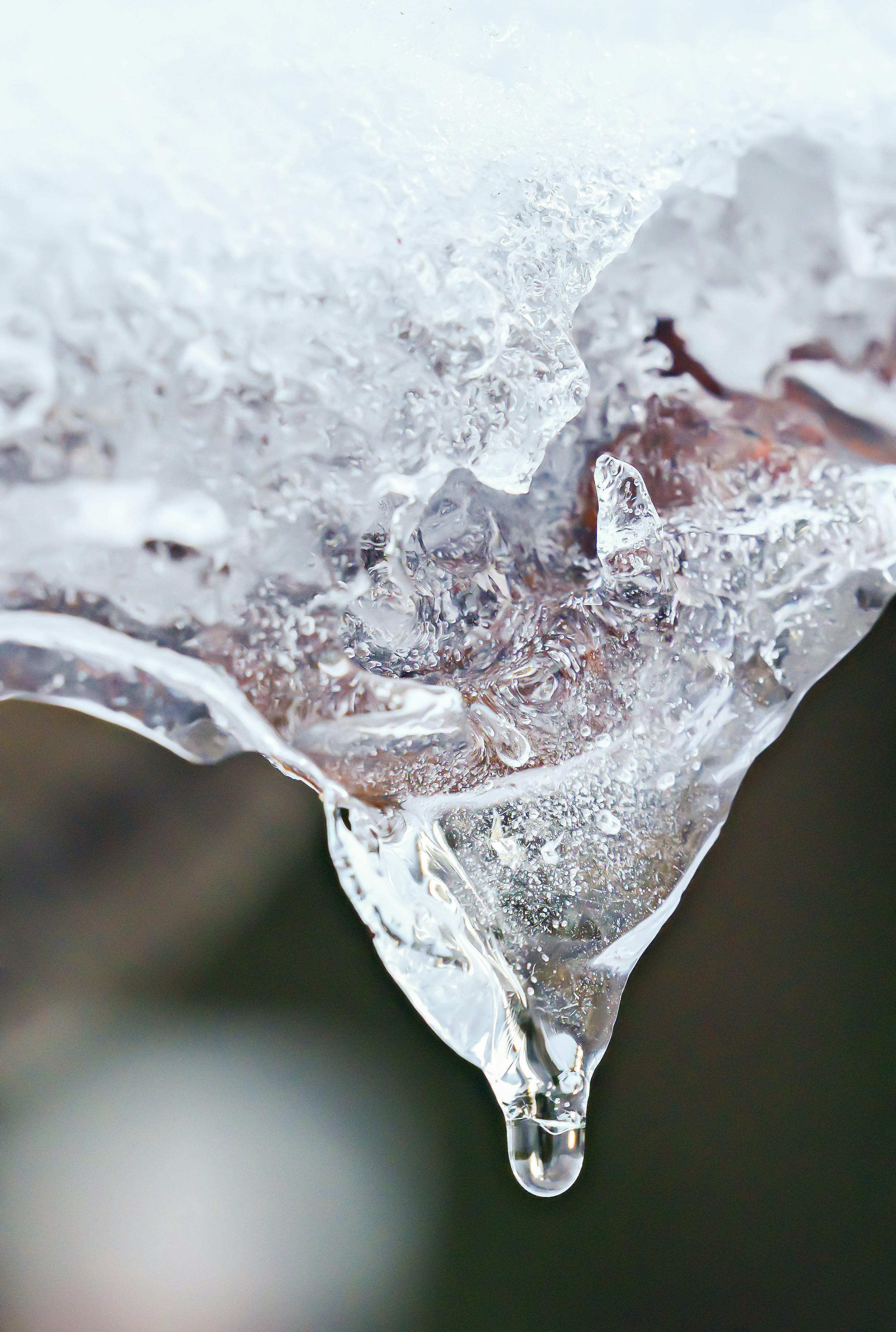 Gratuit Imagine detaliată a unui țurțur care se topește, cu o singură picătură de apă atârnând, reprezentând dezghețul de iarnă. Fotografie de stoc