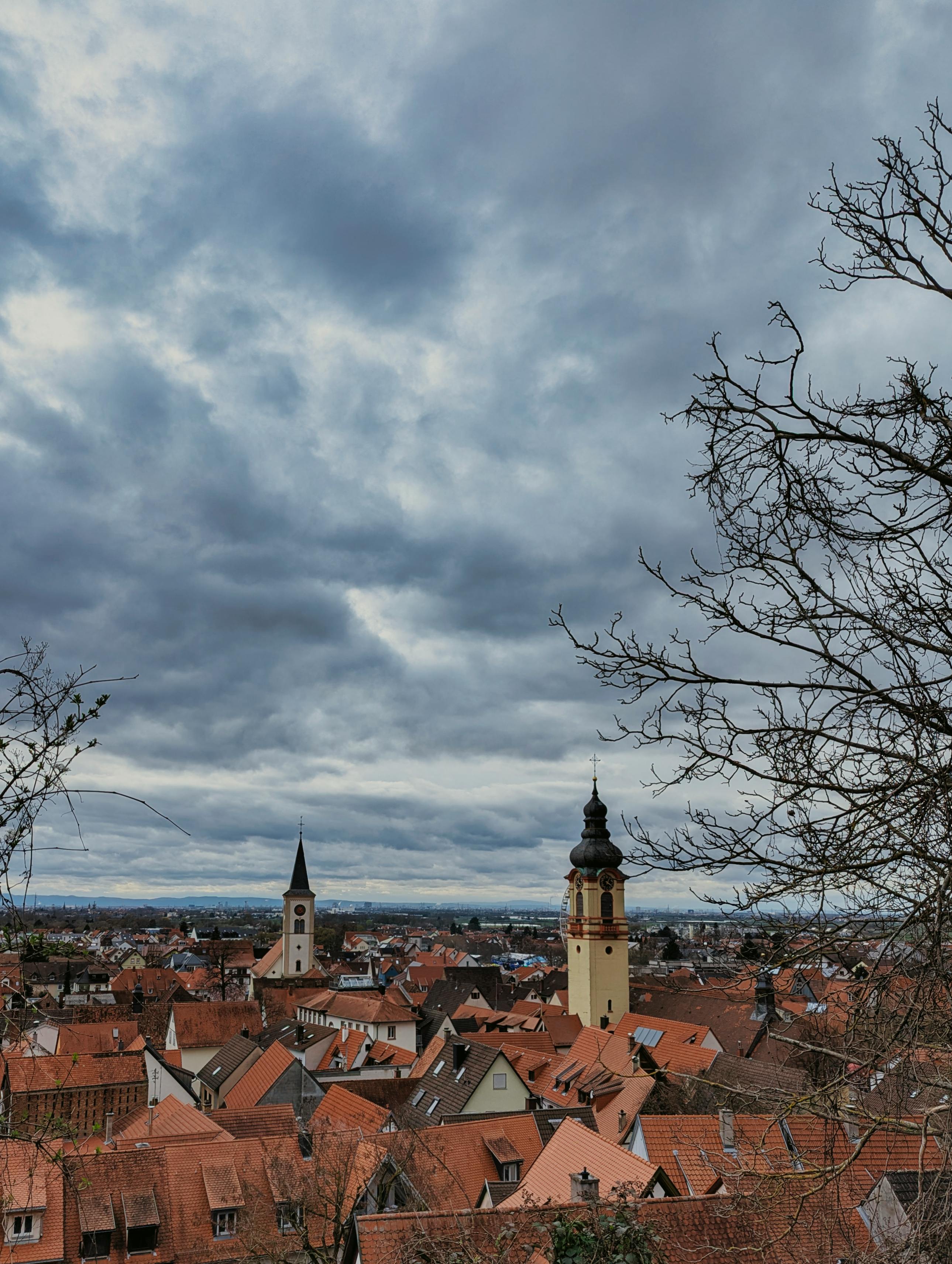 Bezpłatne Malowniczy widok na zabytkową architekturę Schriesheim na tle dramatycznego nieba w Niemczech. Zdjęcie z galerii