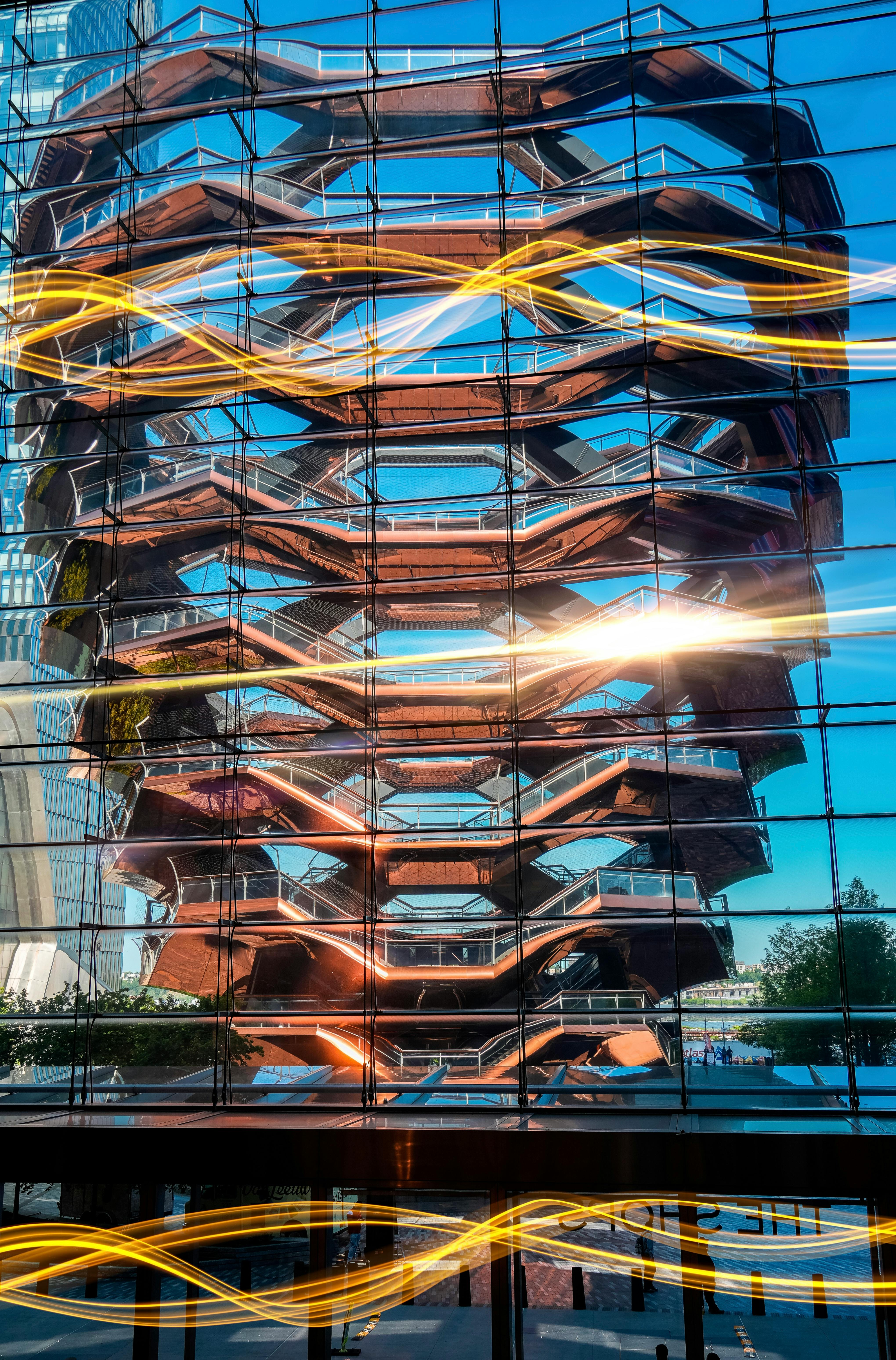 Gratuit Le vaisseau se reflétait sur la façade d'un bâtiment, des traînées lumineuses créant une scène urbaine moderne. Photos