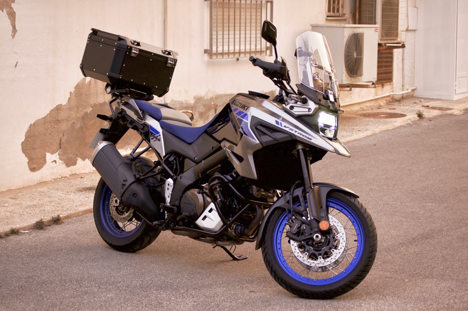 CFMoto 800 MT contre Suzuki V-Strom 800DE : moteur KTM et 5 ans contre 10 ans de garantie