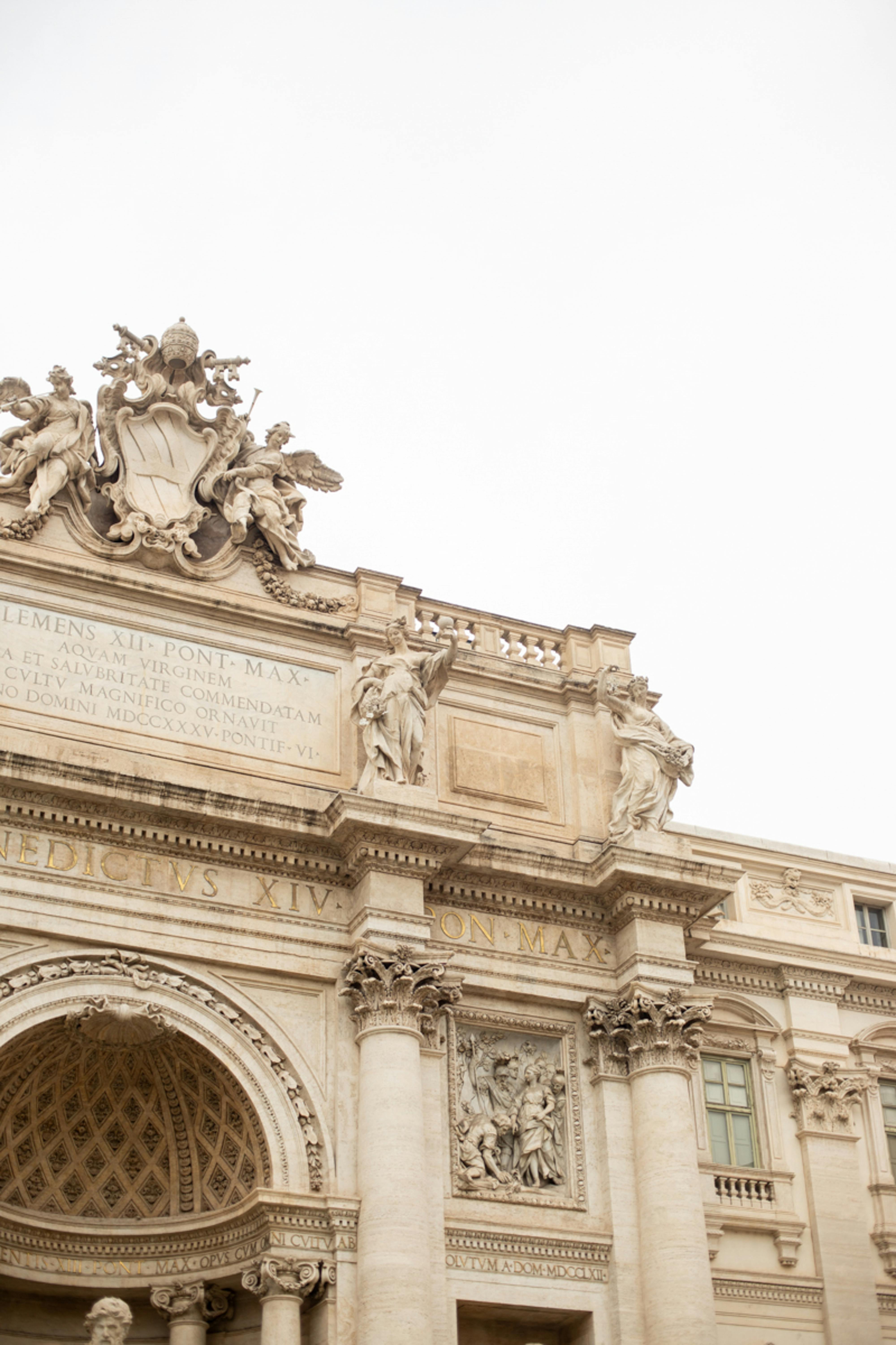Gratis Primer plano de las elaboradas tallas de la Fontana di Trevi bajo un cielo nublado en Roma, Italia. Foto de stock