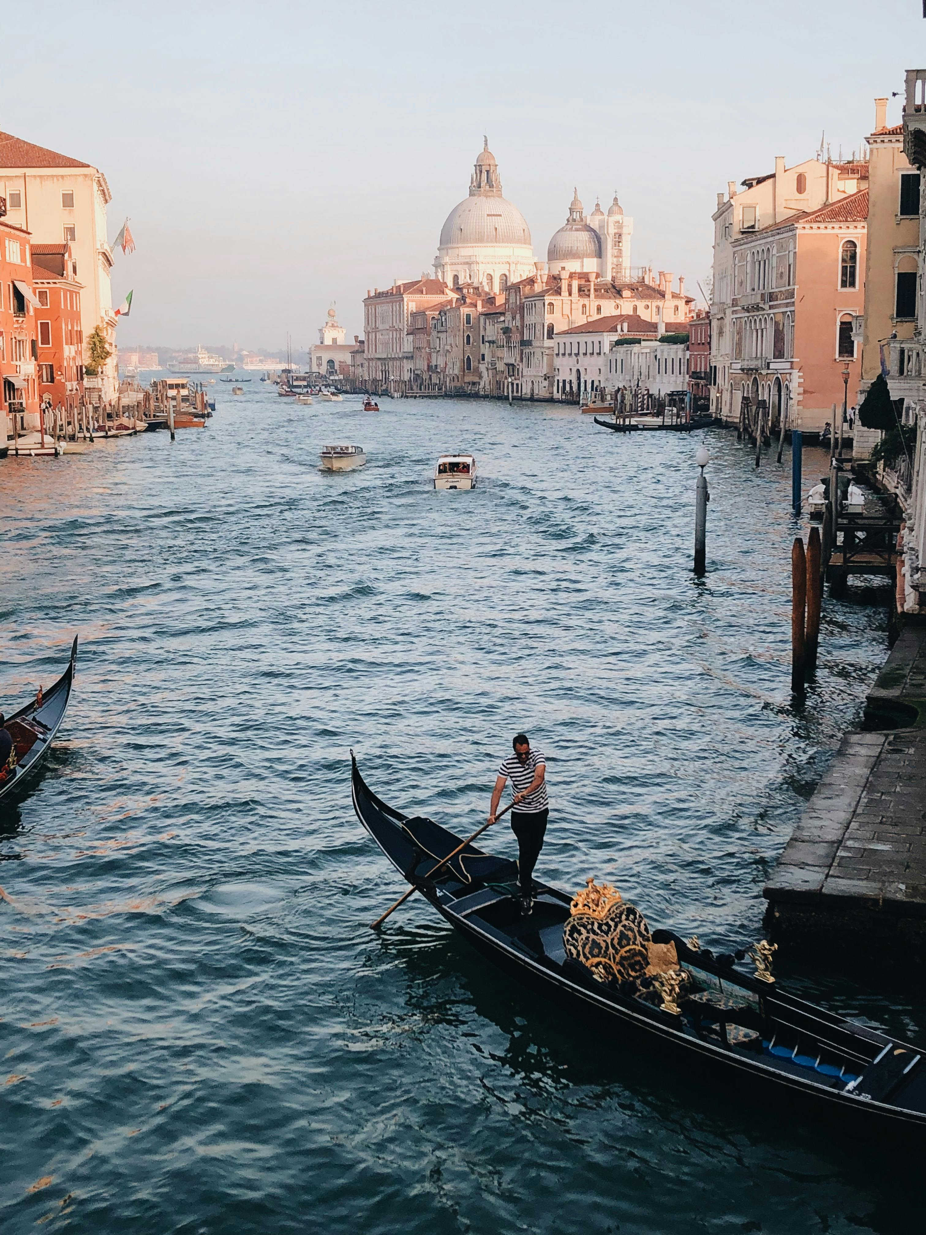 Δωρεάν Γραφική θέα των γονδολών στο Μεγάλο Κανάλι της Βενετίας κατά την ανατολή του ηλίου με φόντο τη Santa Maria della Salute. Φωτογραφία από στοκ φωτογραφιών