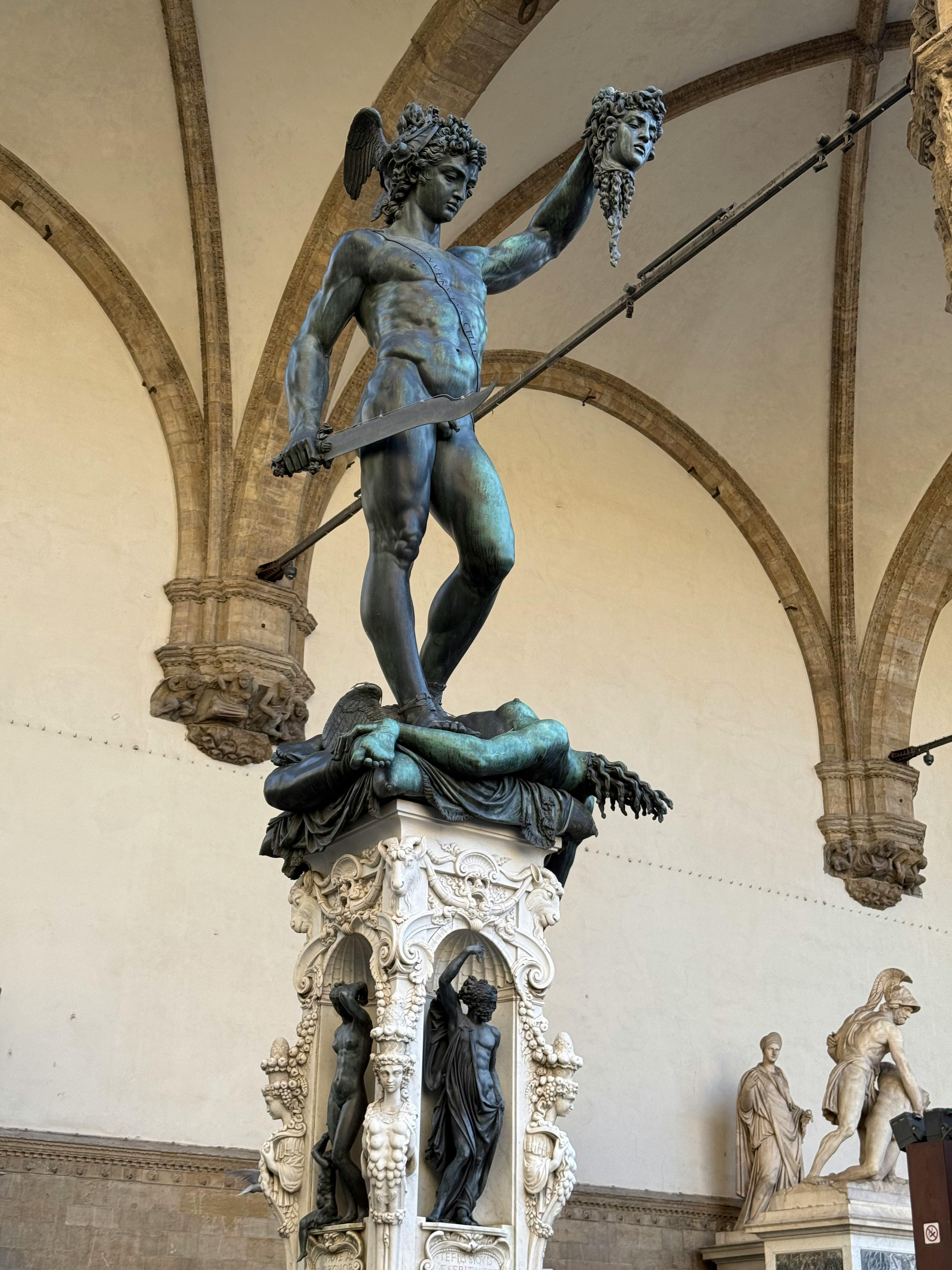 免费 佛罗伦萨长廊中的珀尔修斯手持美杜莎头颅的雕像。 素材图片