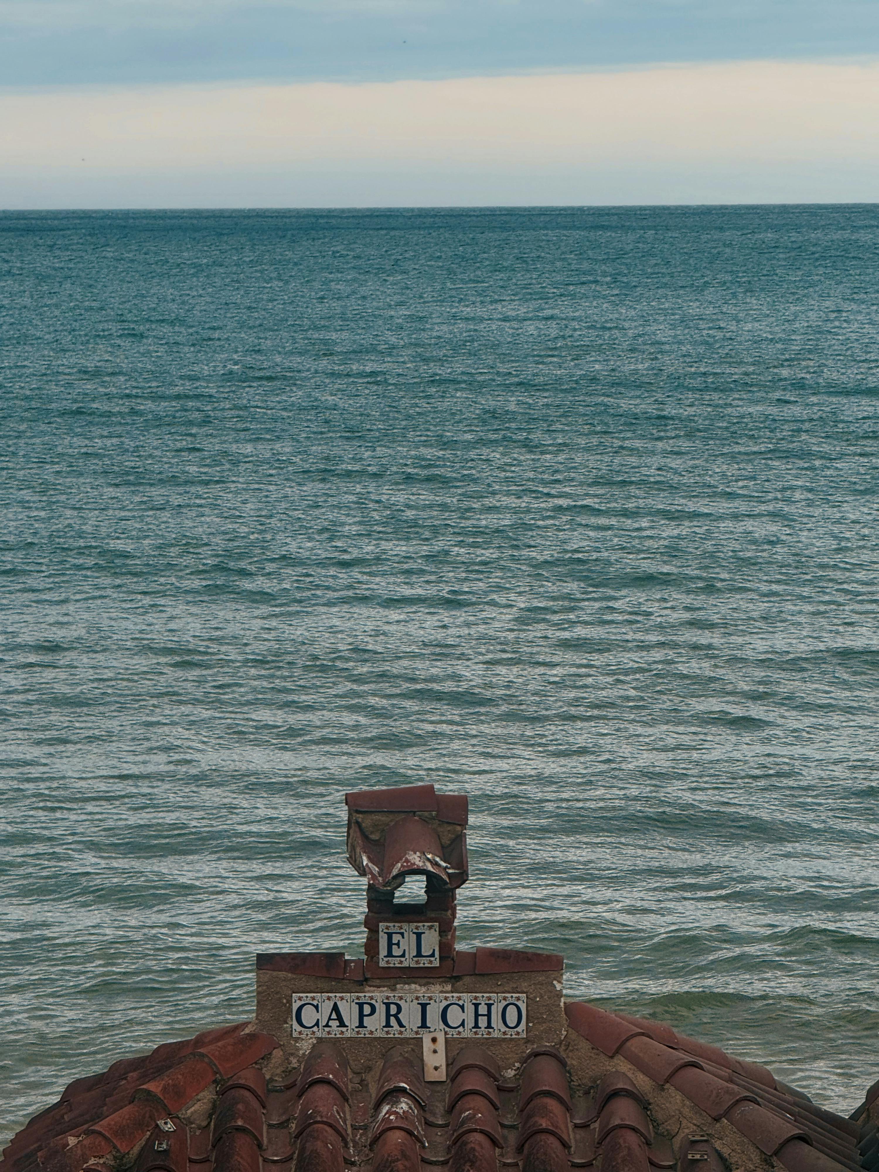 Безкоштовне Мальовничий вид з даху Ель-Капрічо на тлі спокійного моря в Бенальмадені, Іспанія. стокове фото