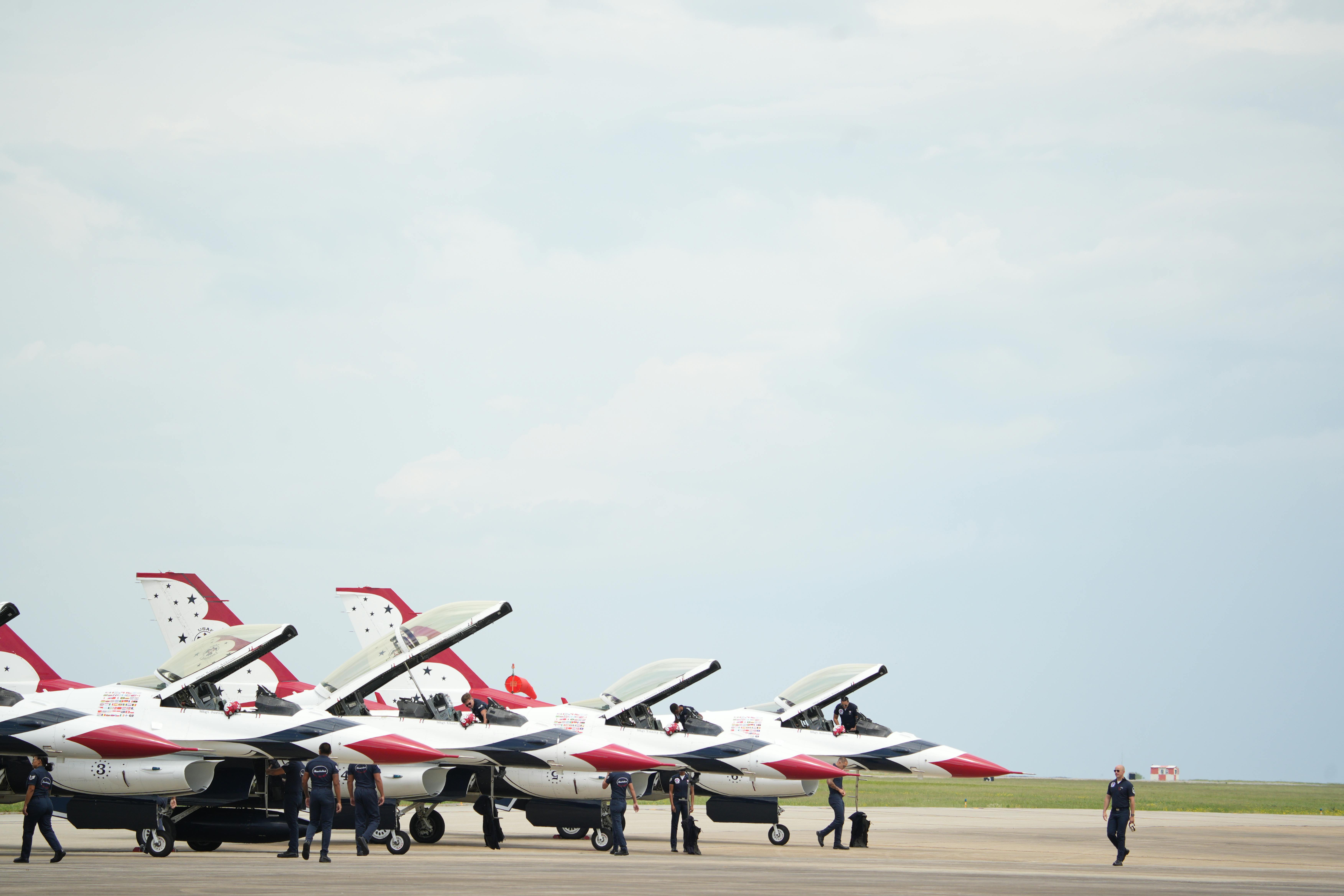 Gratis Det amerikanske flyvåpenet Thunderbirds forbereder seg til luftopptreden på Hampton flyshow. Arkivbilde