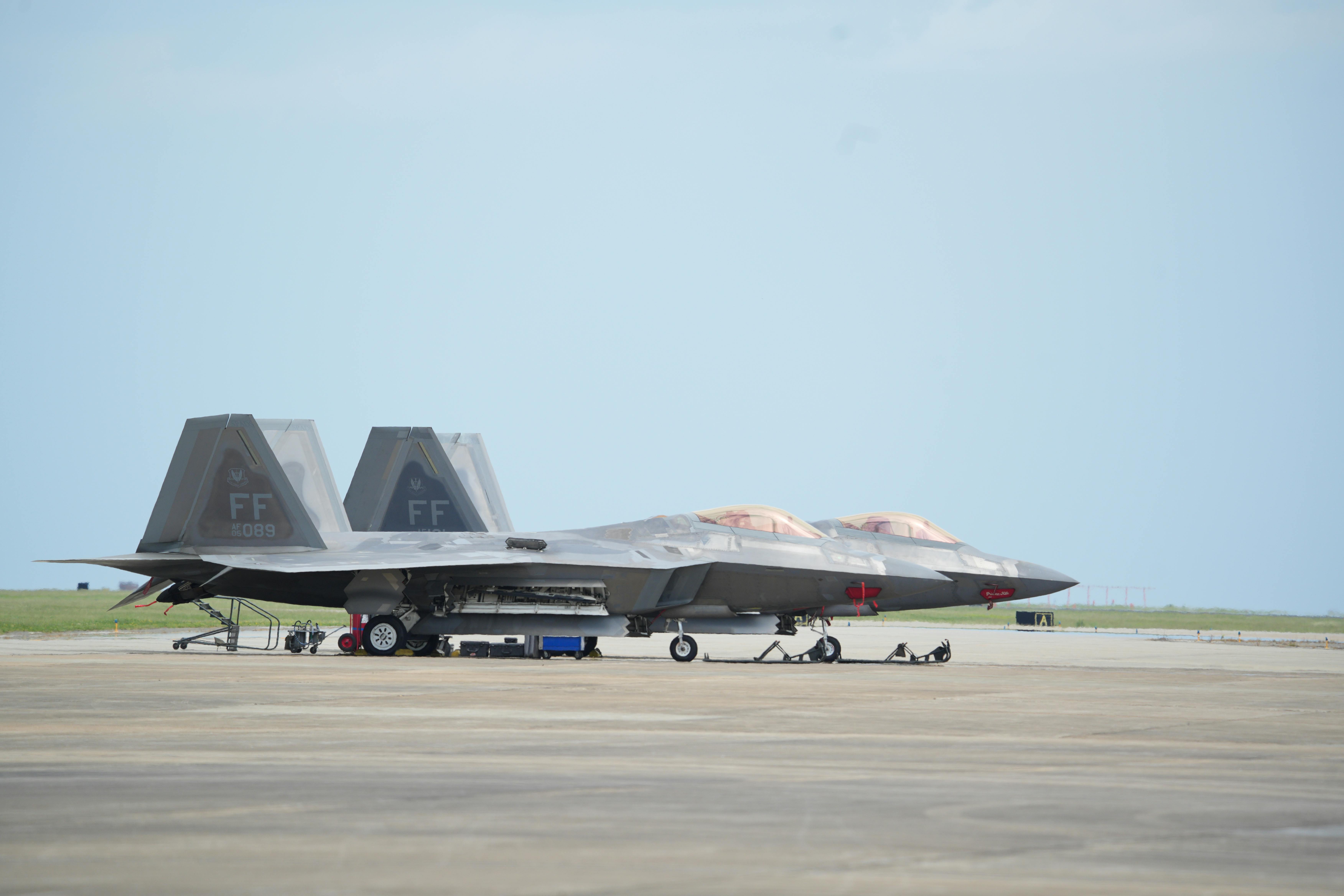 Kostnadsfria F-22 Raptor stridsflygplan parkerade på landningsbanan vid Langley Air Force Base i Hampton, Virginia. Stock foto