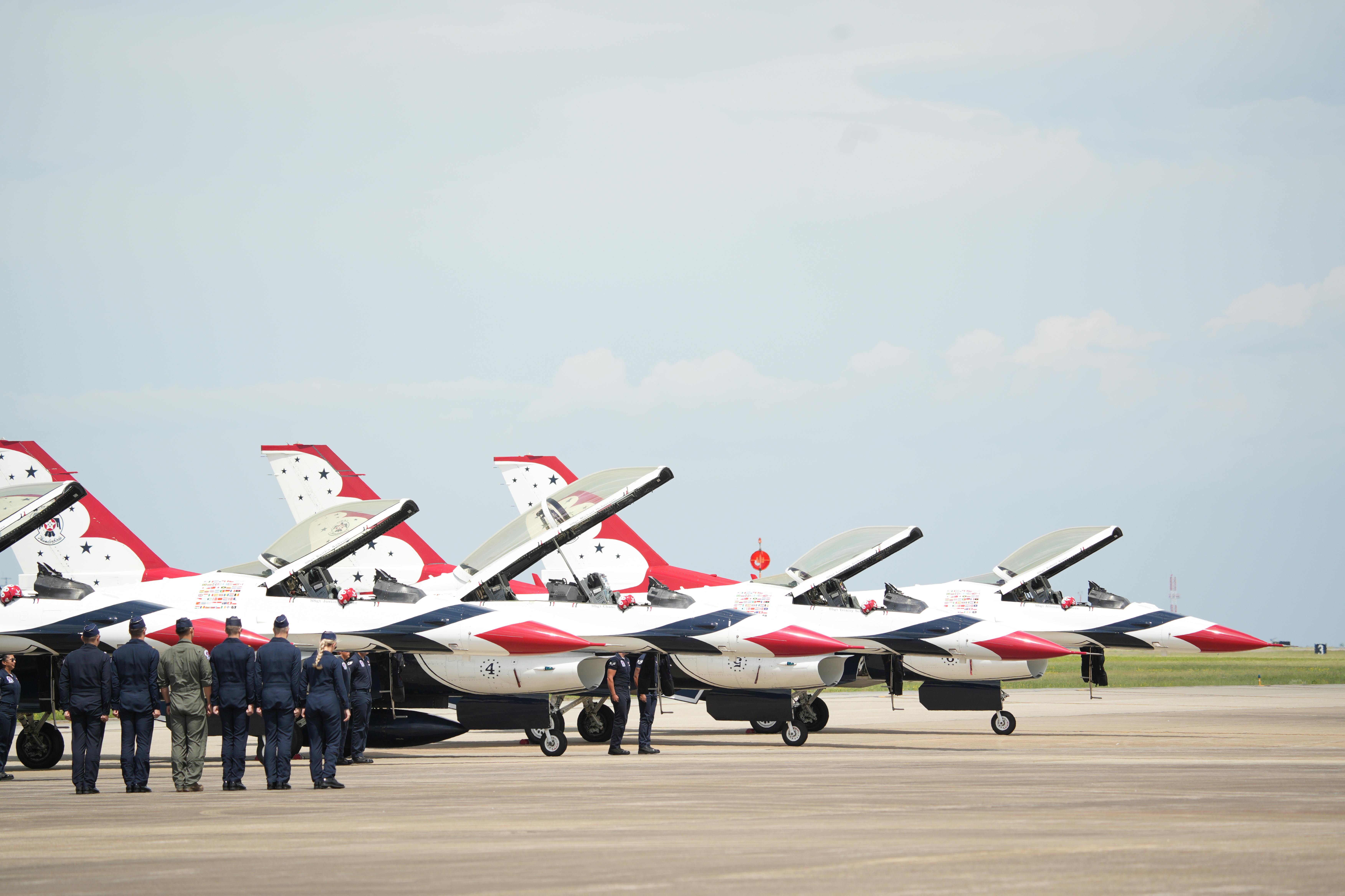 Ücretsiz ABD Hava Kuvvetleri'ne ait Thunderbirds jetleri ve mürettebatı, Virginia, Hampton'daki bir hava gösterisinde sergileniyor. Stok Fotoğraflar