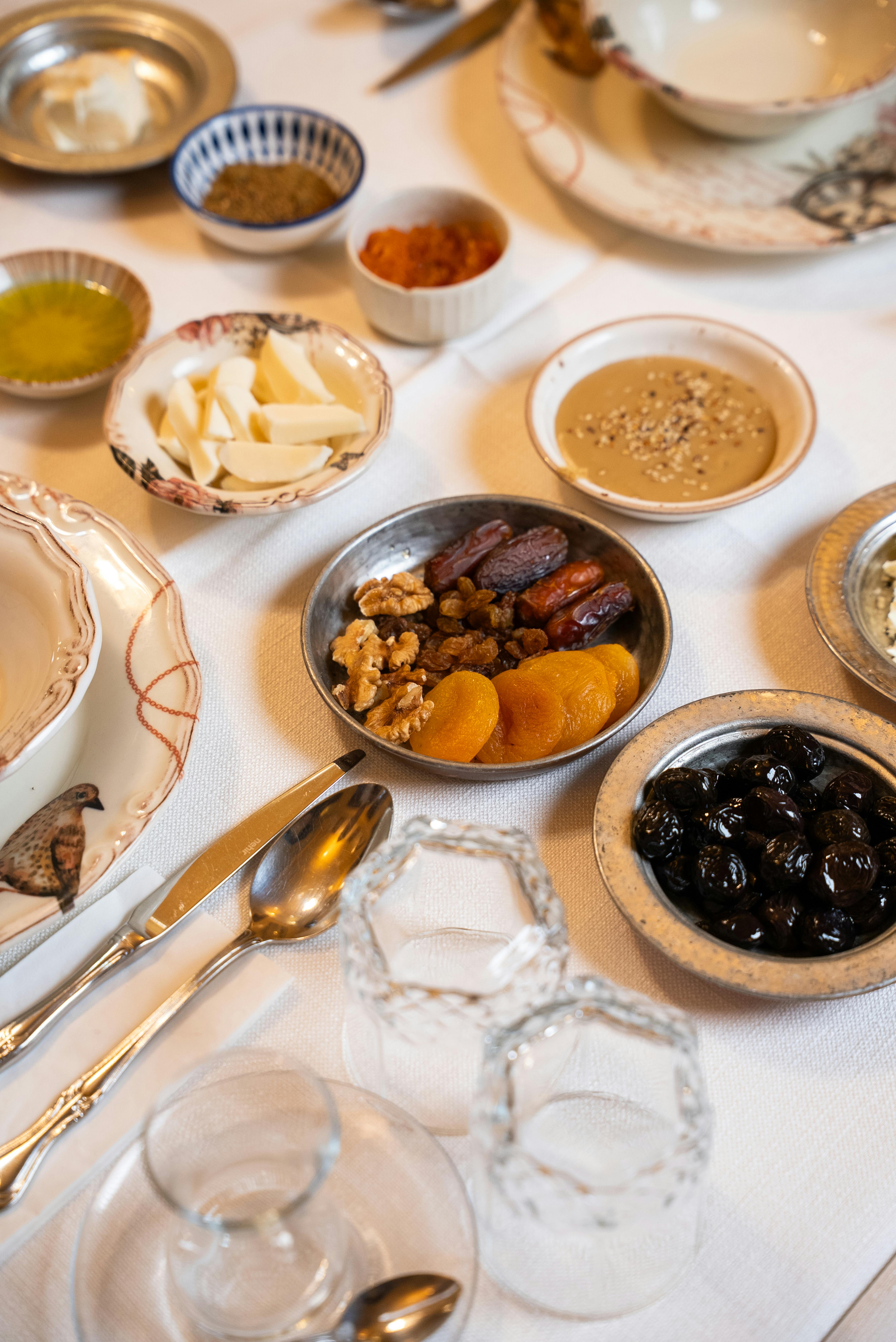 Kostnadsfria Ett vackert dukat bord med traditionella turkiska rätter inklusive torkad frukt och oliver, perfekt för fester. Stock foto