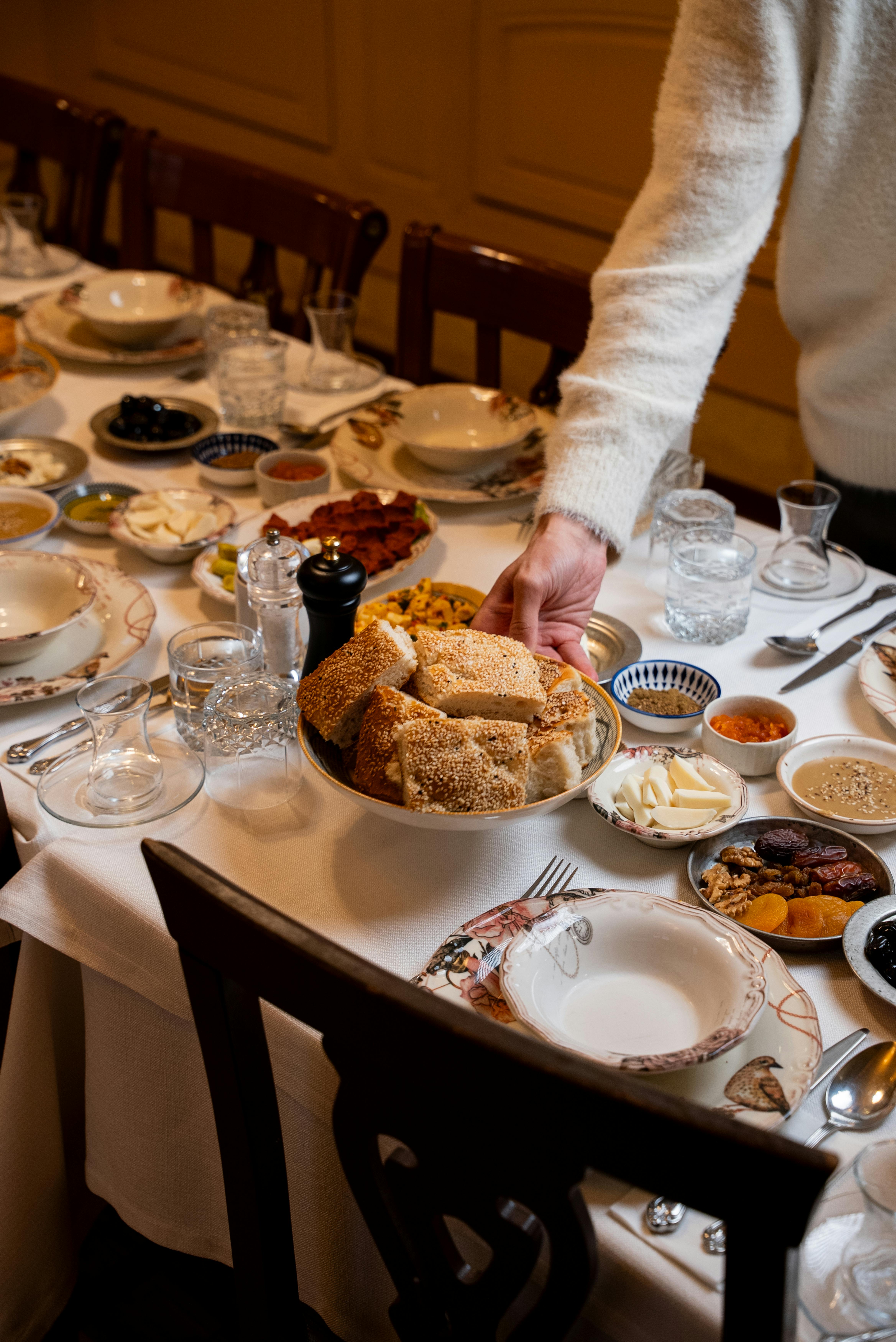 Kostnadsfria En traditionell turkisk frukost med bröd, oliver och torkad frukt på ett vackert dukat bord. Stock foto