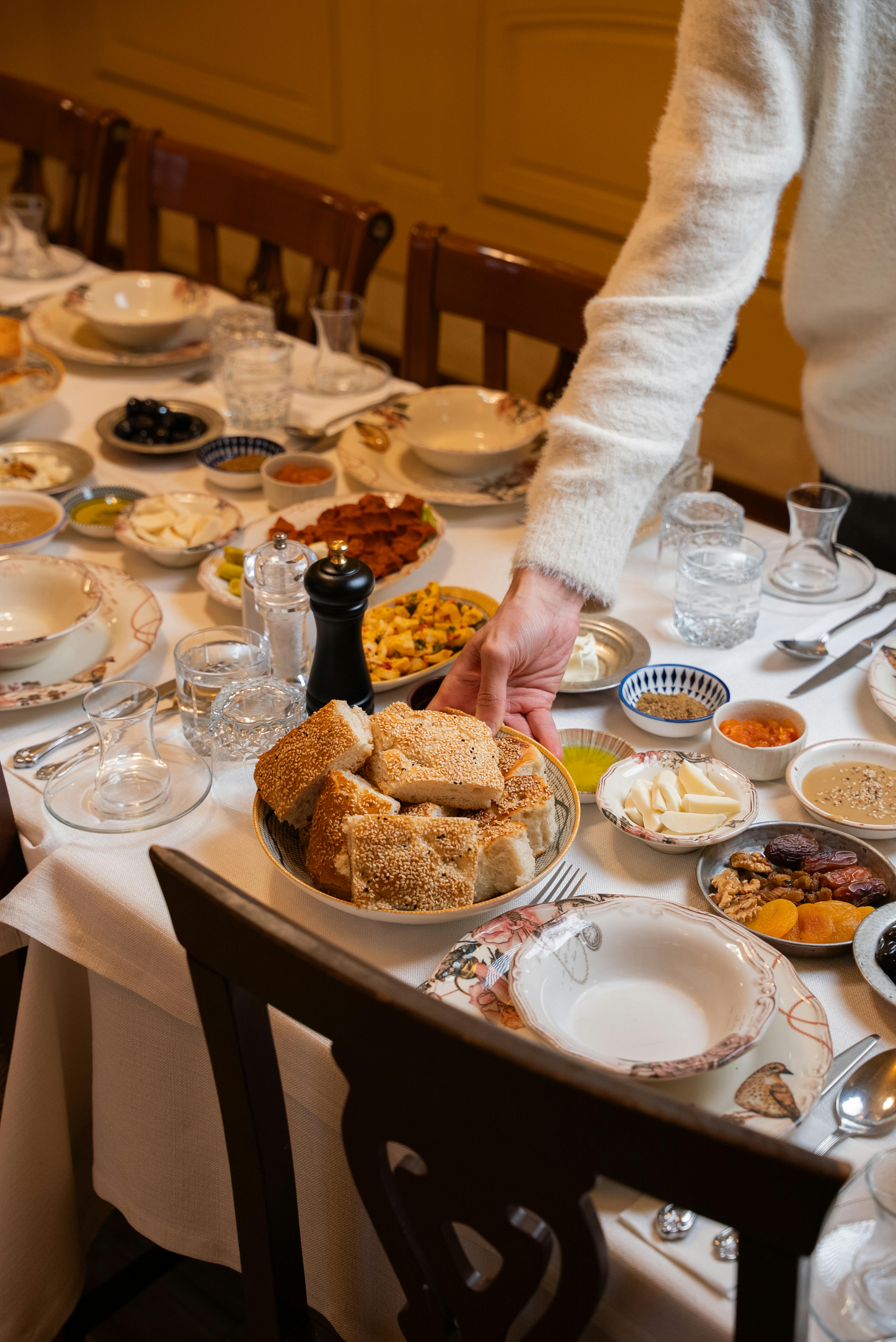 Kostnadsfria Vackert dukat bord med en mängd olika turkiska rätter, bröd och tillbehör i en varm och inbjudande atmosfär. Stock foto
