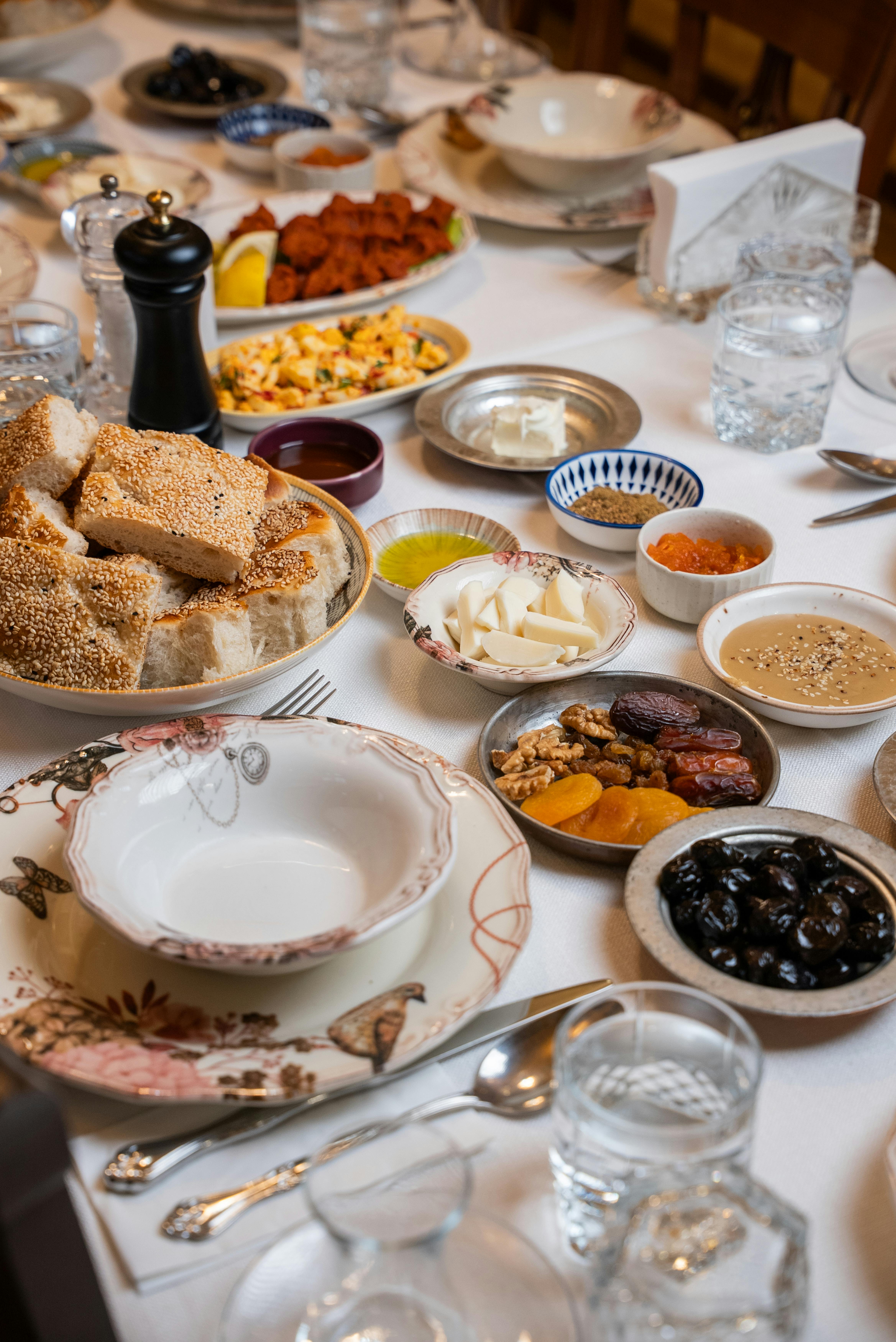 Kostenlos Ein üppiges, traditionelles türkisches Frühstücksbuffet mit Brot, Oliven, Käse, Nüssen und vielem mehr, das die Küche von Gaziantep widerspiegelt. Stock-Foto