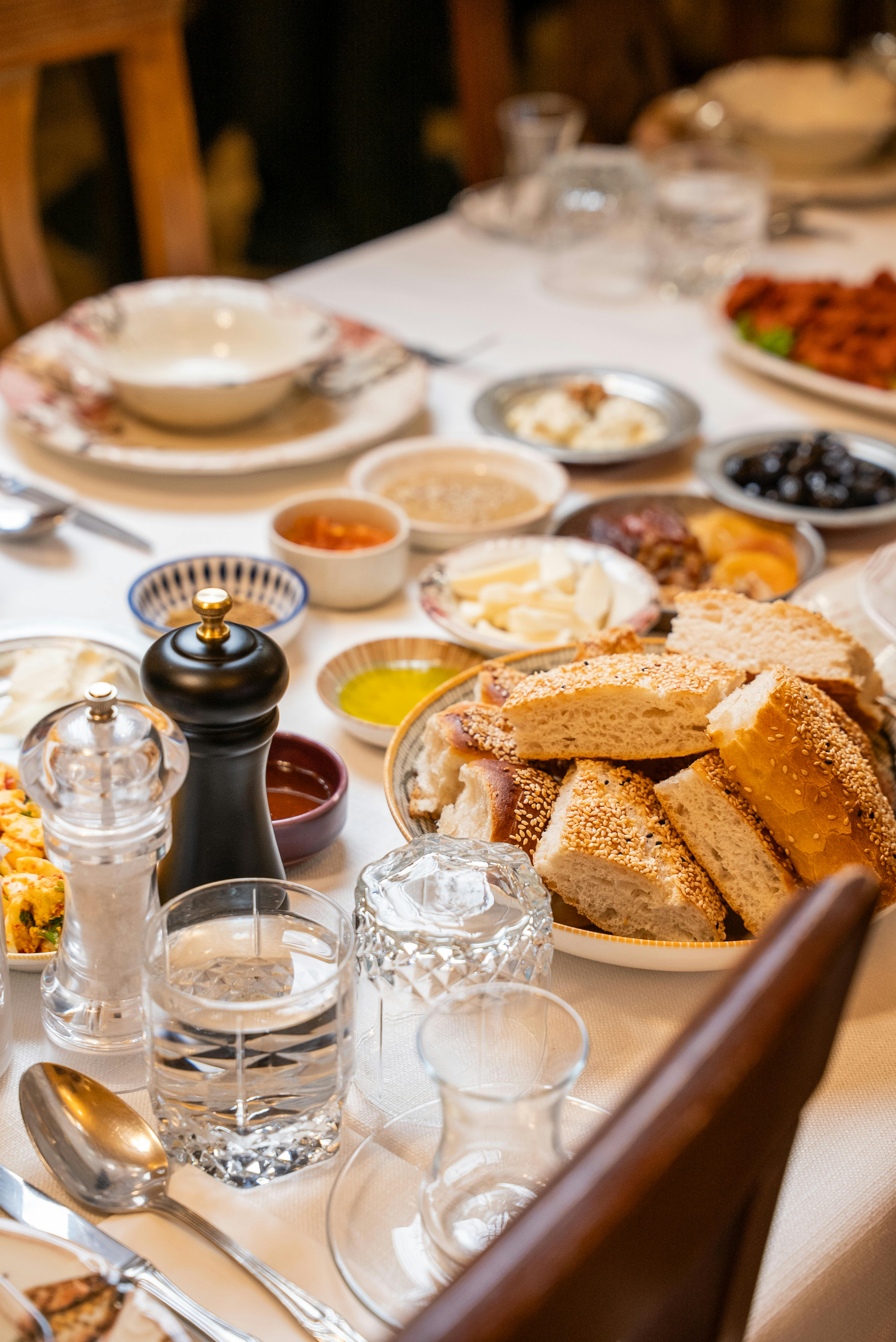 De franc Un esmorzar turc variat a Gaziantep amb simit, olives, formatge i te. Foto d'estoc