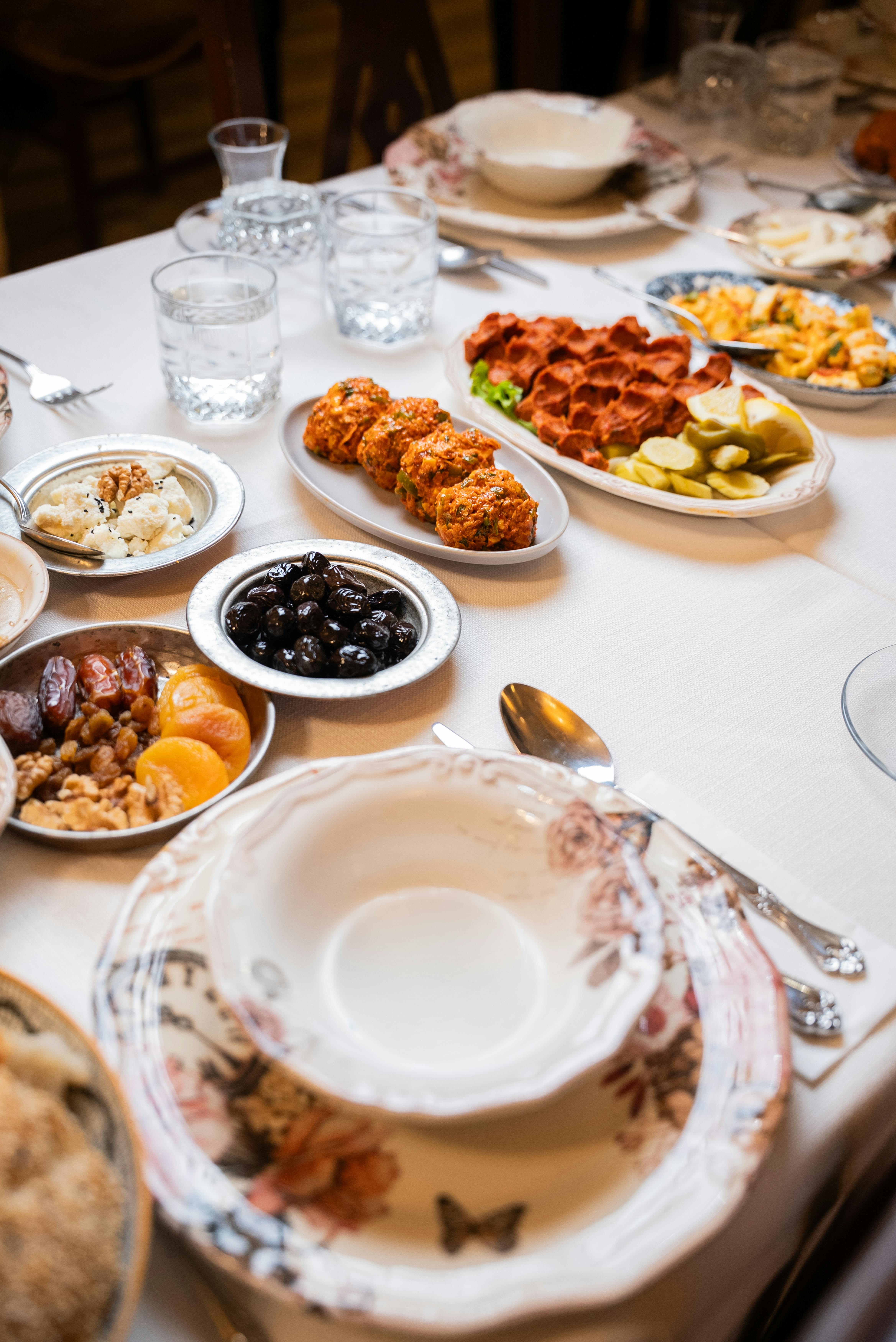 Gratuit Un assortiment coloré de plats traditionnels turcs pour le petit-déjeuner est disposé sur une table à manger à Gaziantep, en Turquie. Photos