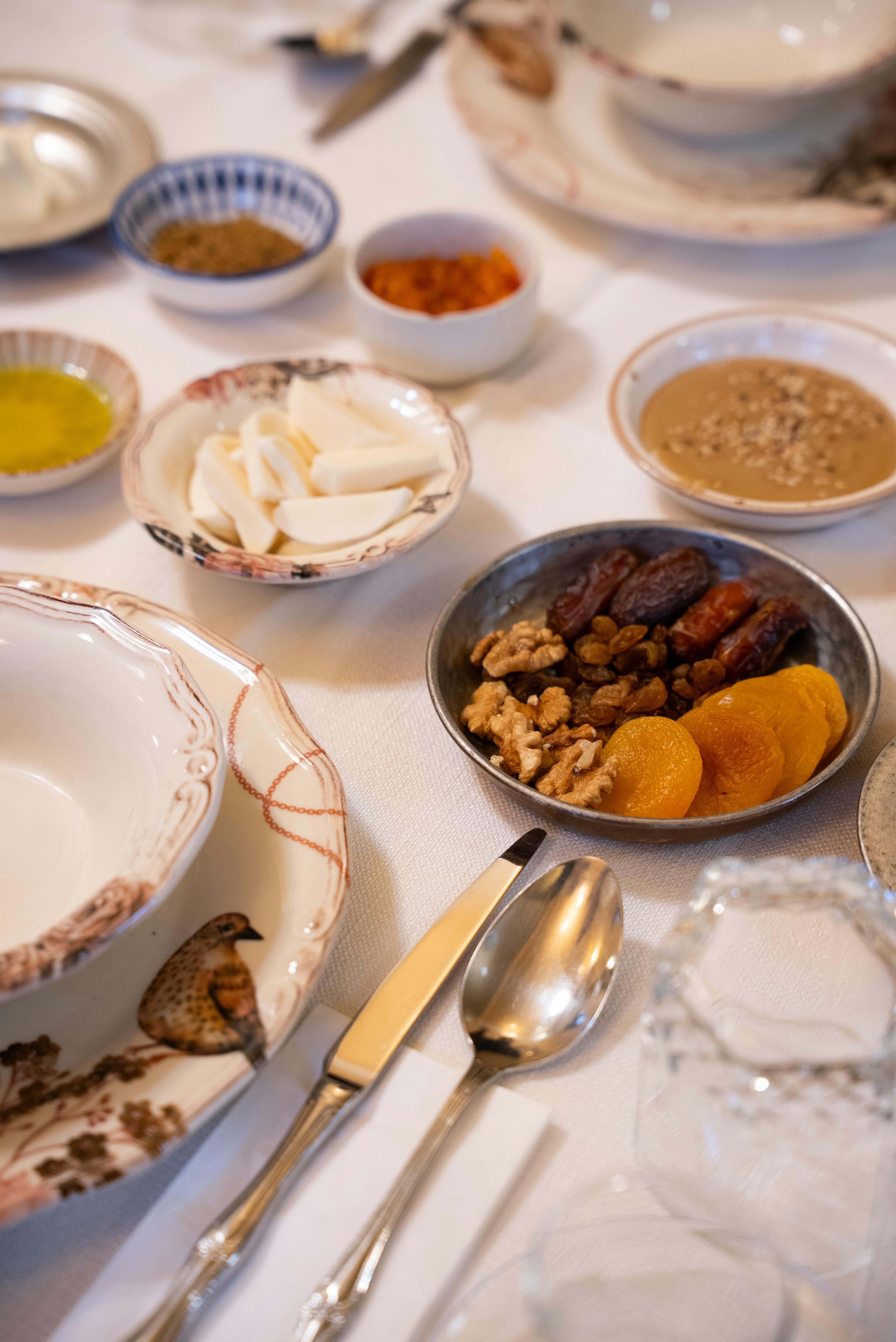 Kostenlos Ein wunderschön gedeckter türkischer Iftar-Tisch mit Trockenfrüchten, Nüssen und traditionellen Gerichten, perfekt für Ramadan. Stock-Foto