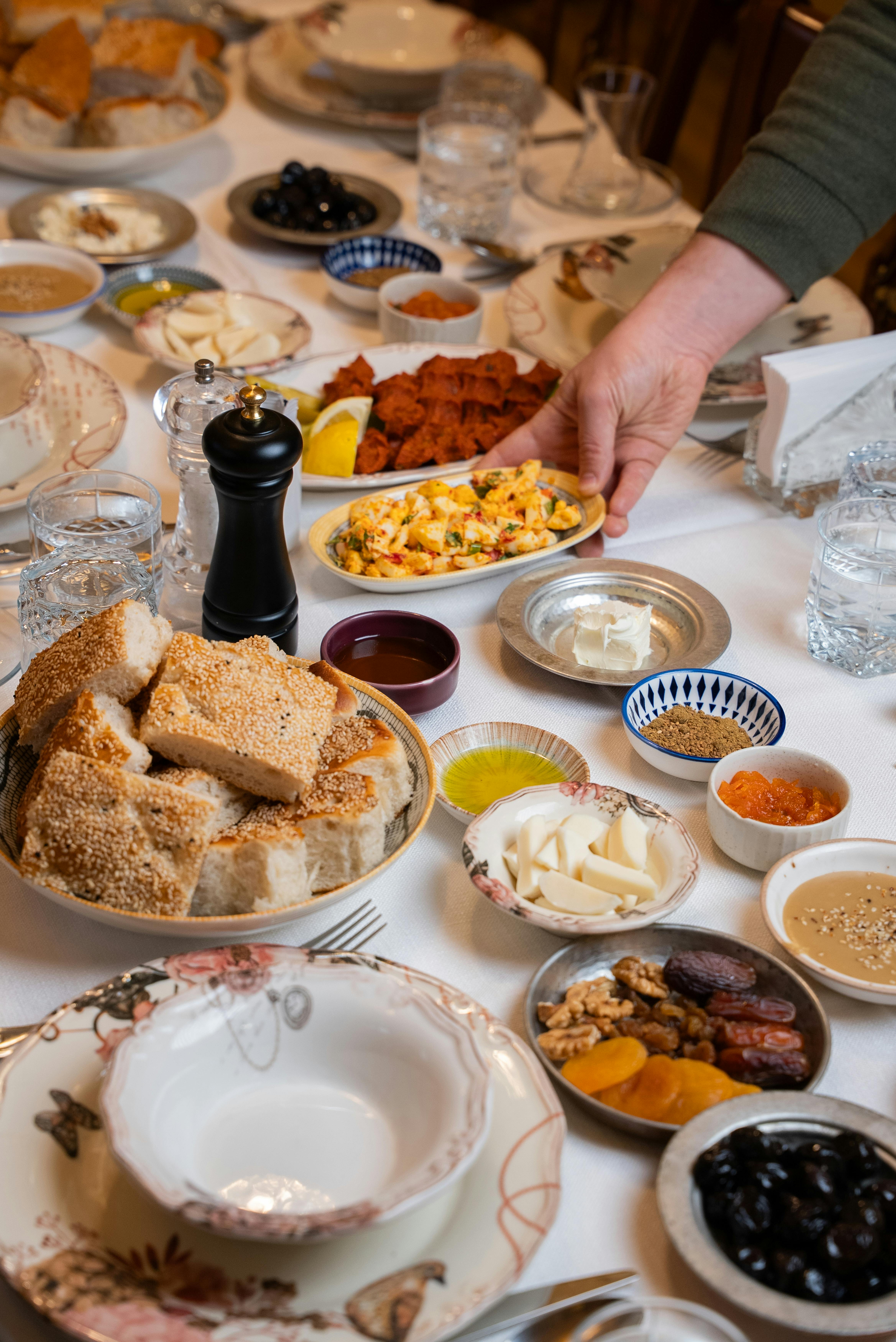 Kostenlos Ein lebhaftes traditionelles türkisches Frühstück mit verschiedenen Gerichten, Brot und Dips auf einem Tisch in Gaziantep. Stock-Foto