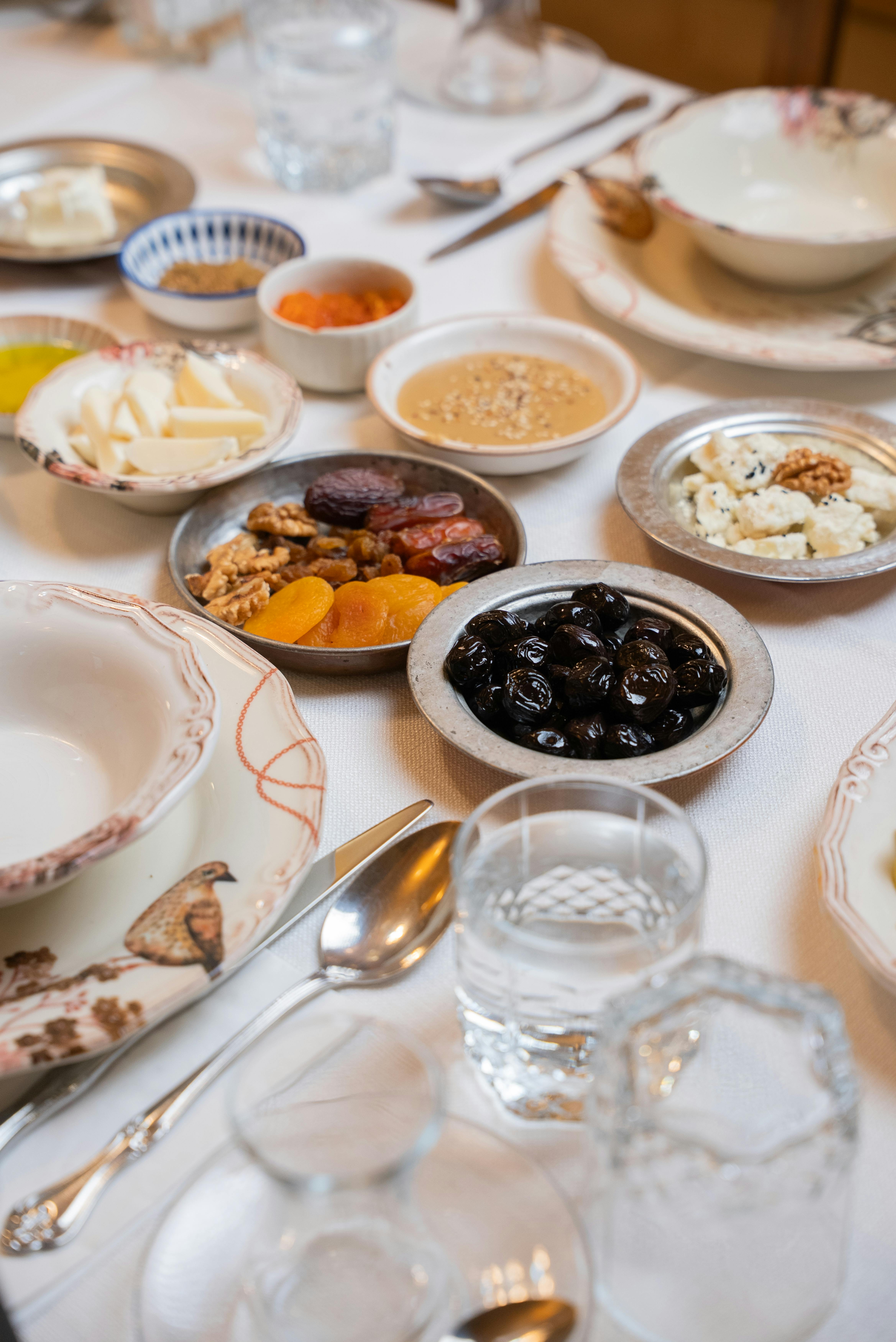 Kostenlos Ein wunderschön angerichtetes türkisches Frühstück in Gaziantep mit Käse, Oliven, Früchten und mehr. Stock-Foto