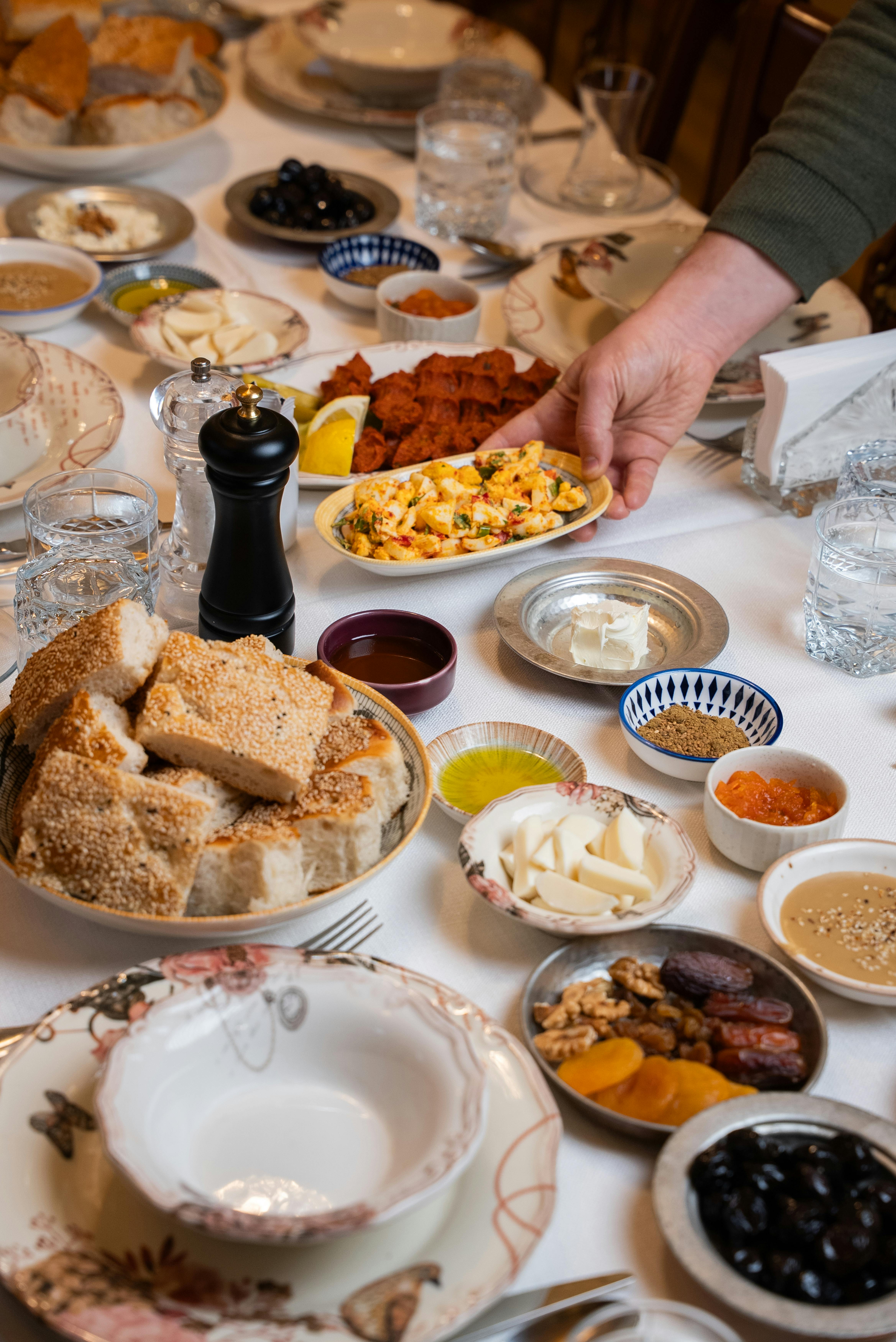 Gratuit Un délicieux petit-déjeuner turc est servi à Gaziantep, proposant une grande variété de plats et du pain fraîchement cuit. Photos