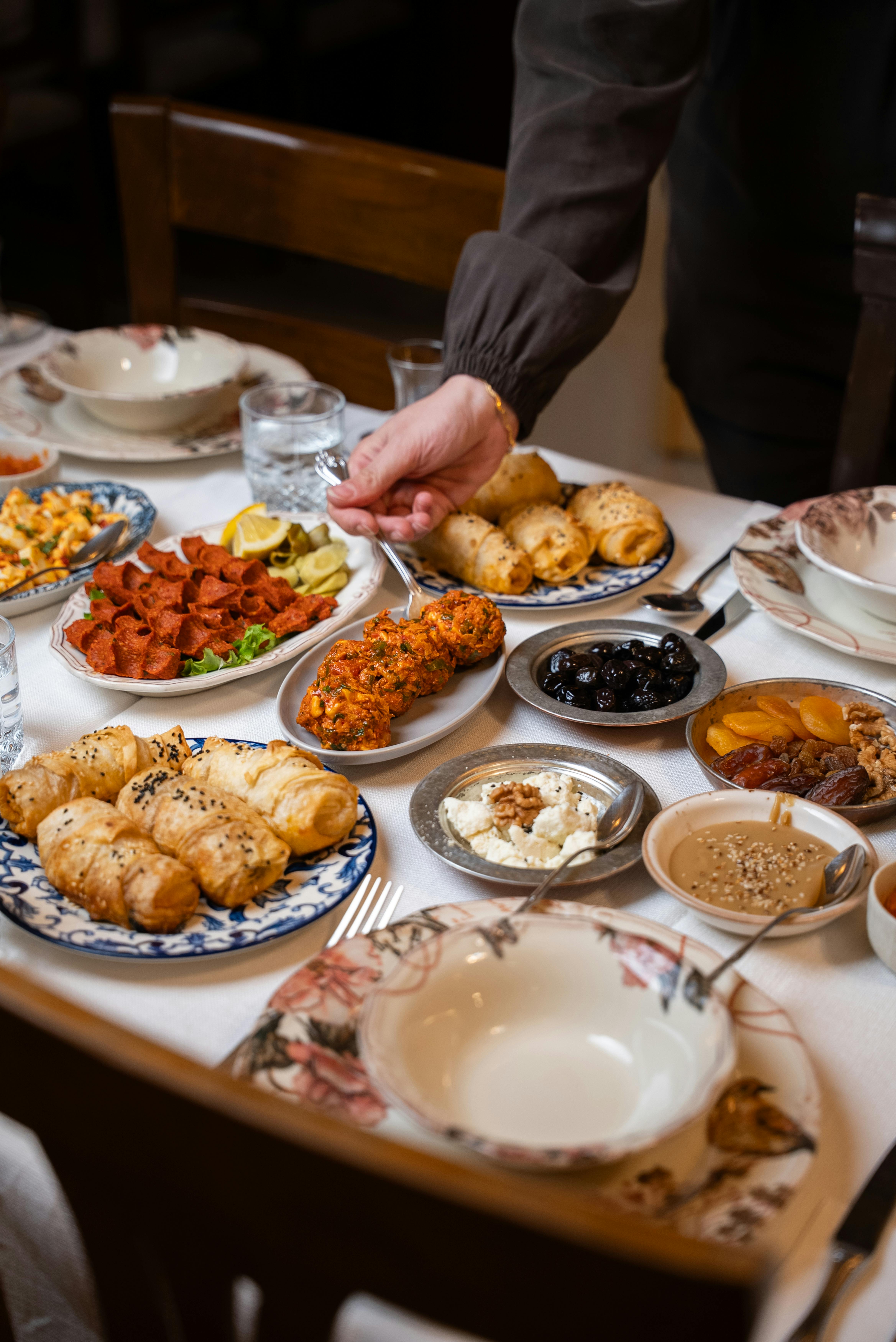 De franc Un vibrant assortiment de plats tradicionals d'esmorzar turc en una taula a Gaziantep, Turquia. Foto d'estoc