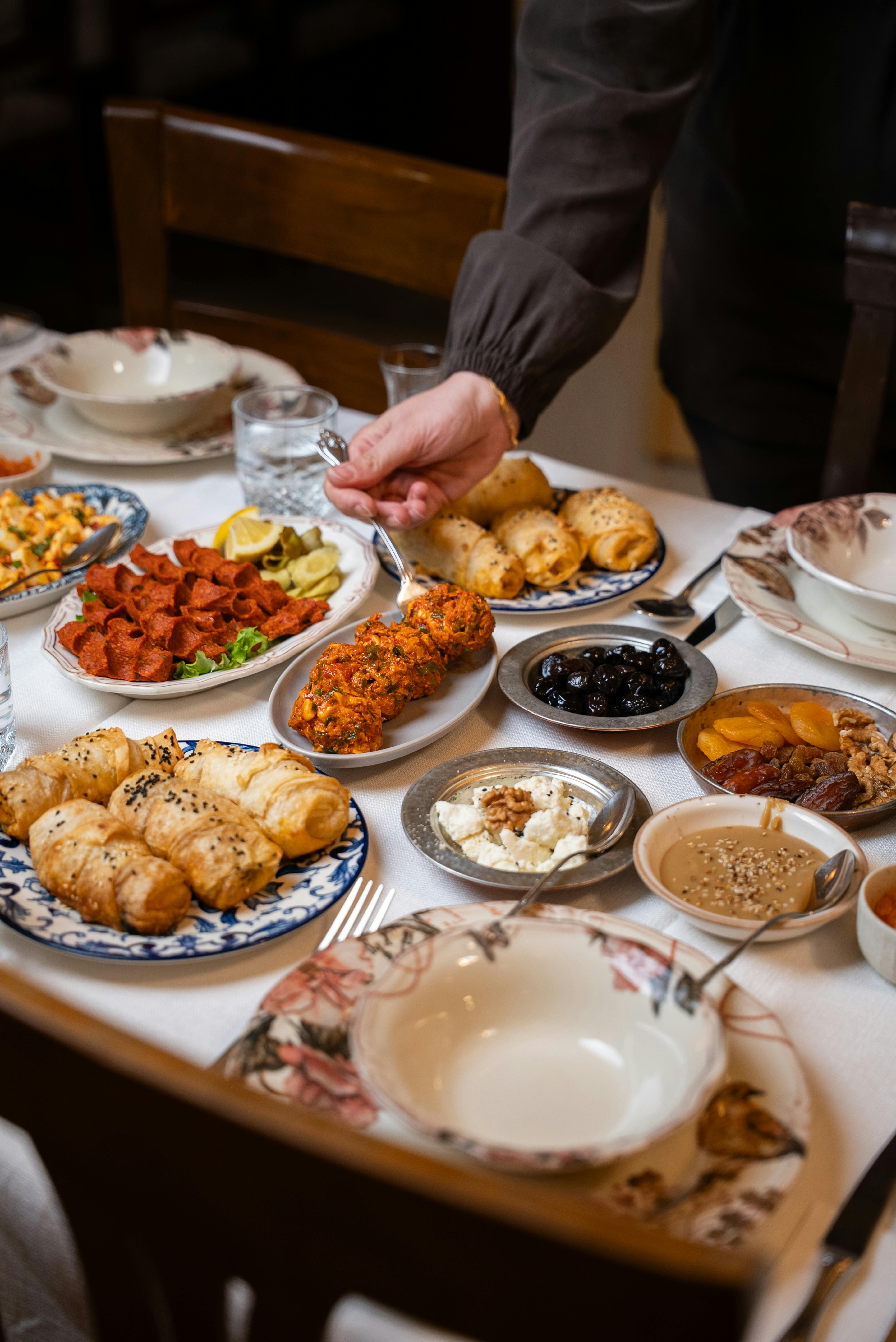 grátis Uma deliciosa variedade de pratos de café da manhã turcos em uma mesa em Gaziantep, capturando as ricas tradições culinárias. Foto profissional
