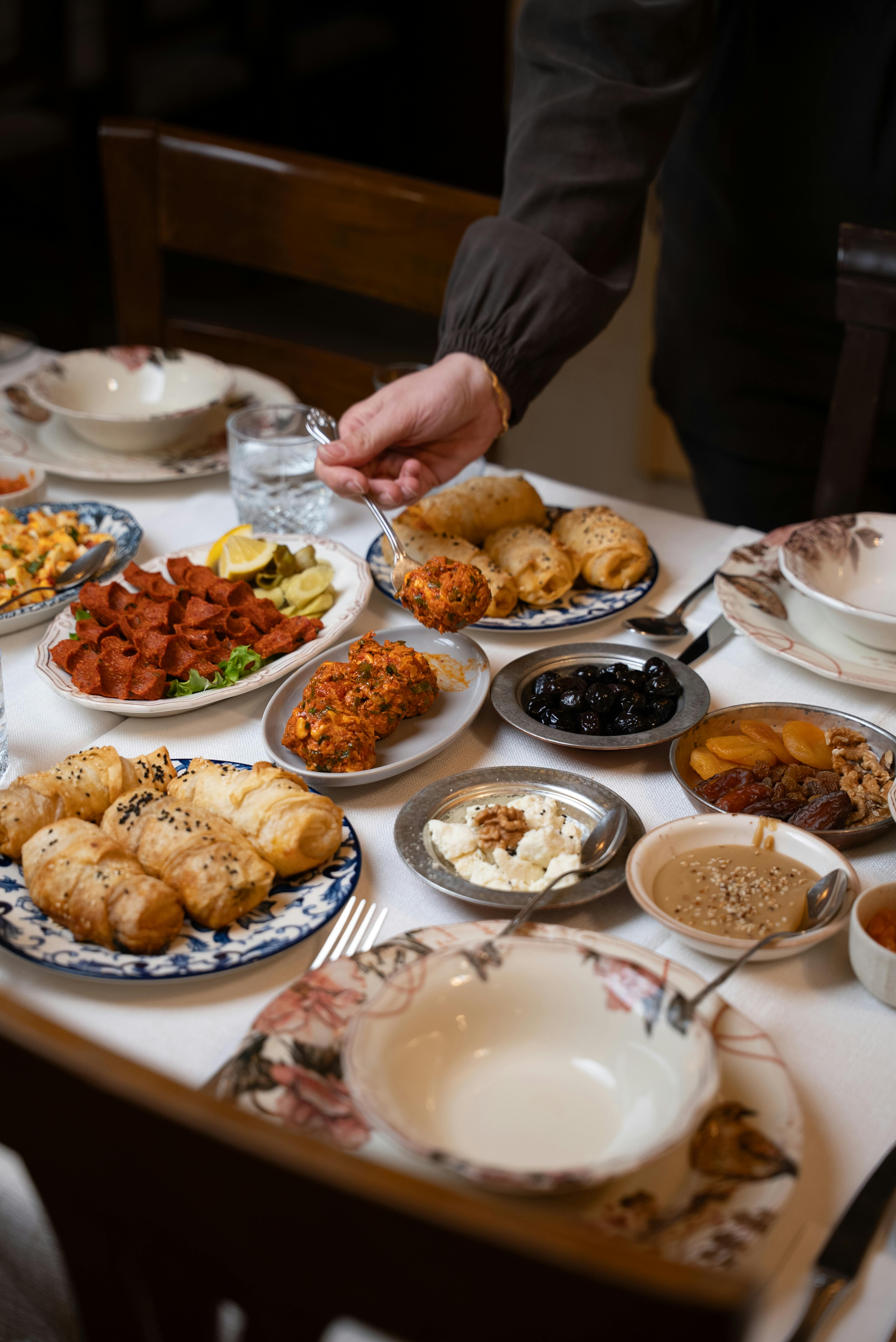 grátis Um variado café da manhã turco com doces, azeitonas e muito mais, apresentando a culinária tradicional. Foto profissional