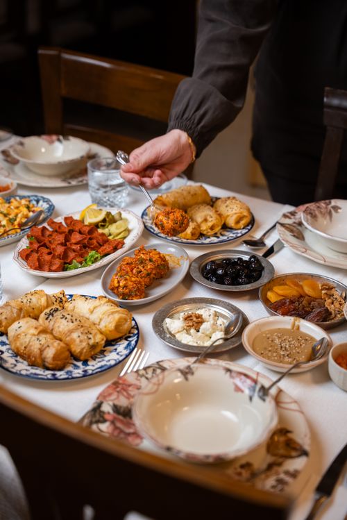 Free A vibrant Turkish breakfast spread in Gaziantep showcasing diverse dishes and rich culinary traditions. Stock Photo