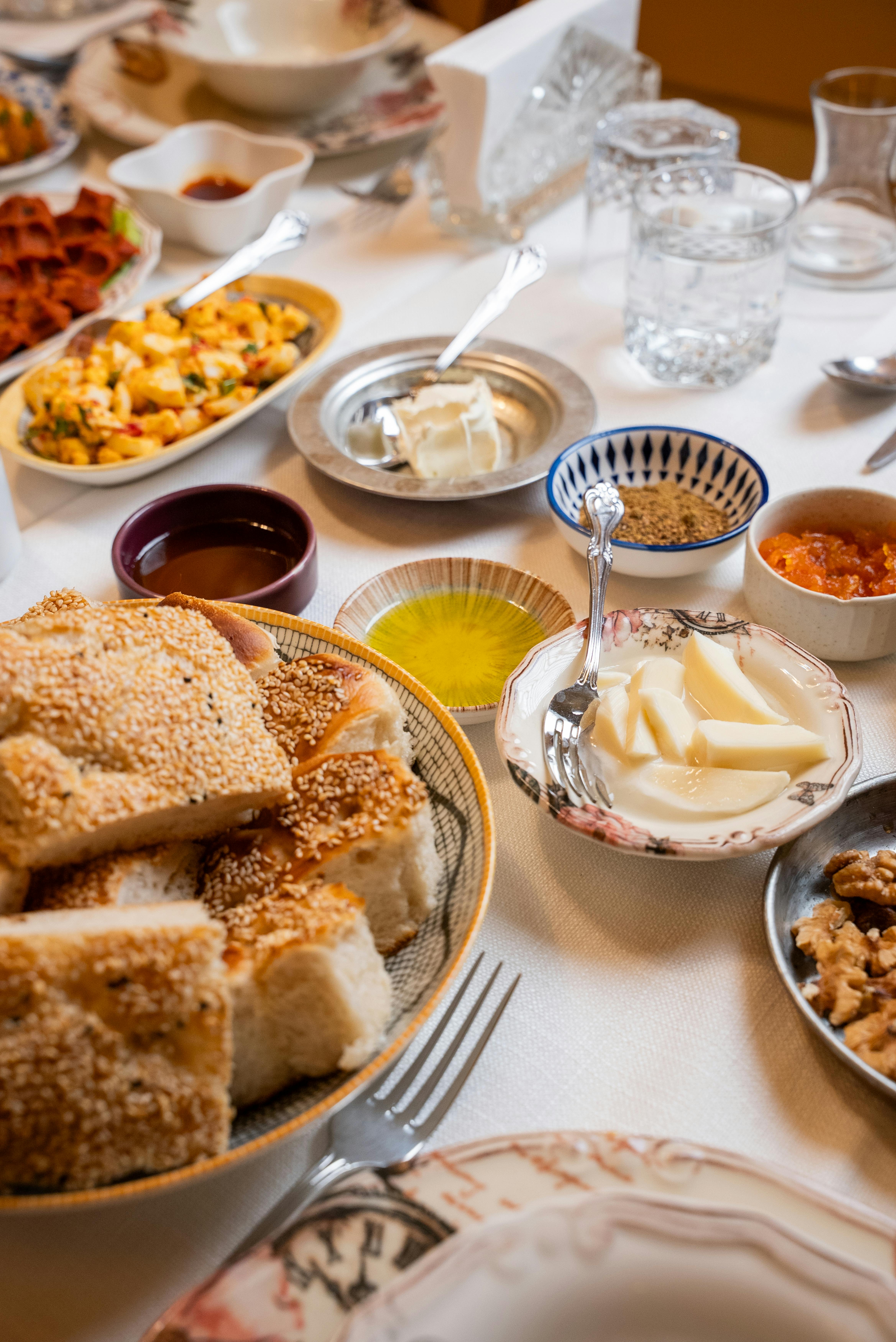Kostenlos Ein köstliches türkisches Frühstück mit Simit, Oliven, Käse und mehr wird in Gaziantep auf einem Tisch serviert. Stock-Foto