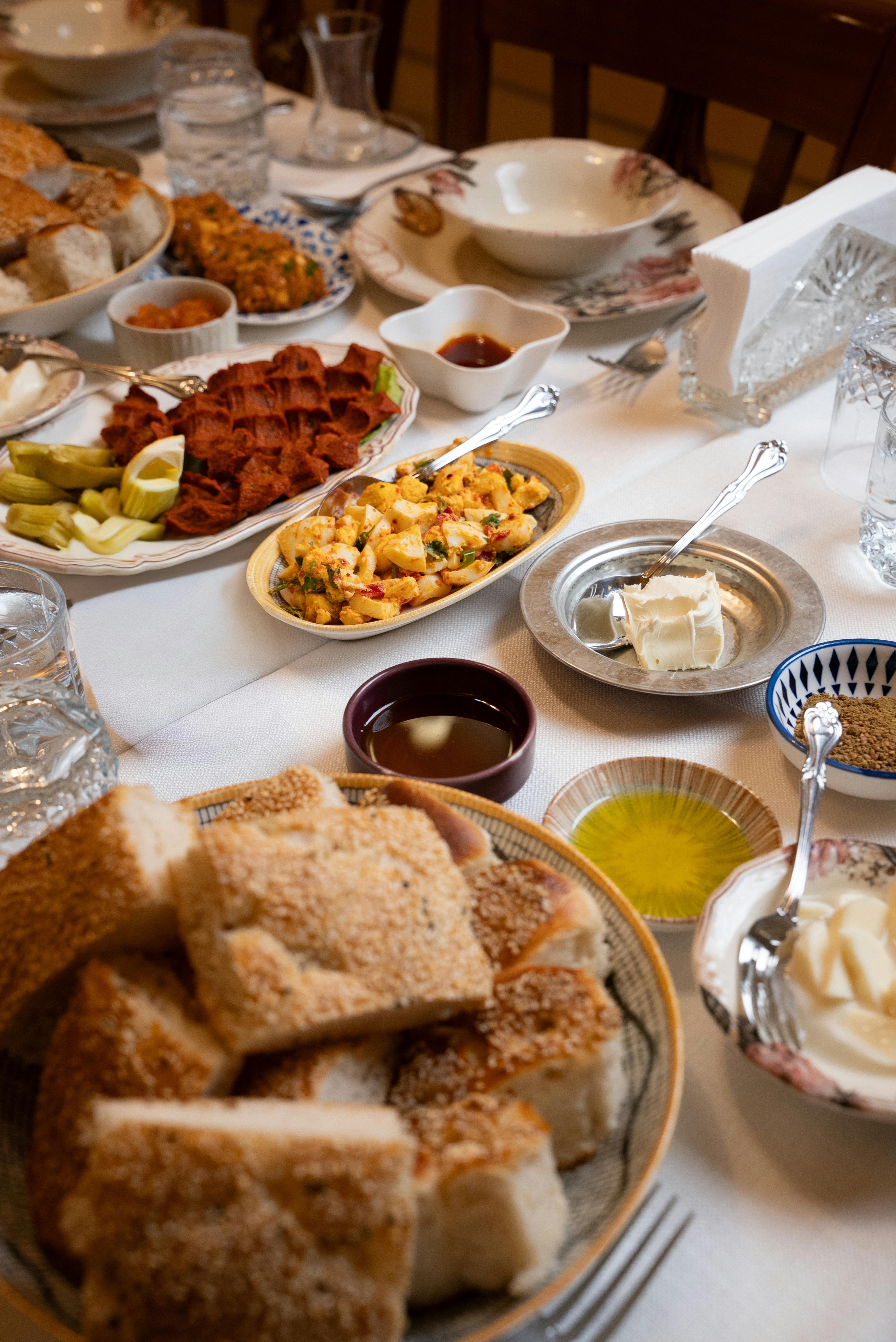 De franc Una esplèndida selecció de plats tradicionals d'esmorzar turc en una taula a Gaziantep, Turquia. Foto d'estoc