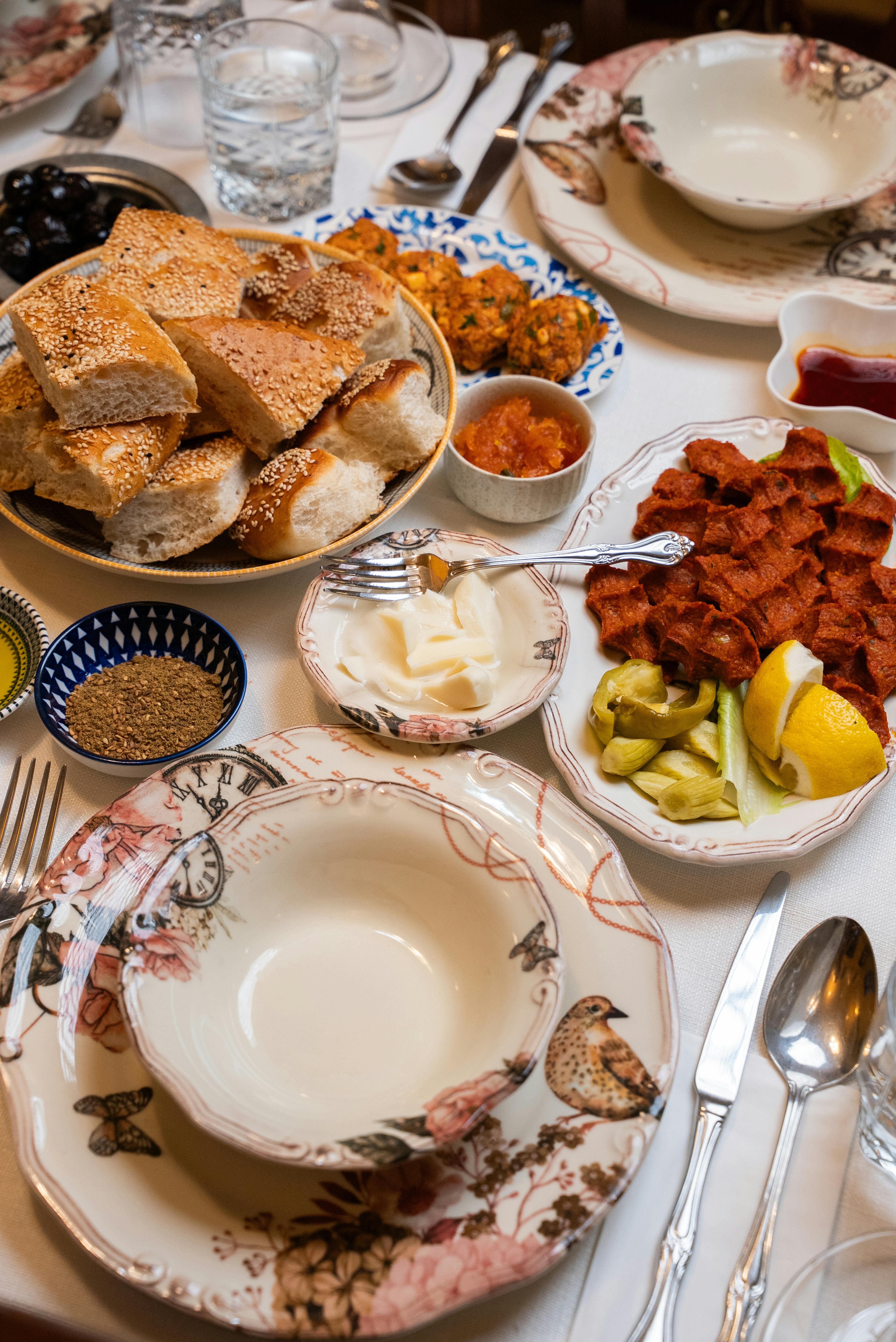 De franc Un esmorzar turc tradicional bellament preparat amb pide, meze, olives i diversos plats per untar sobre una taula decorativa. Foto d'estoc
