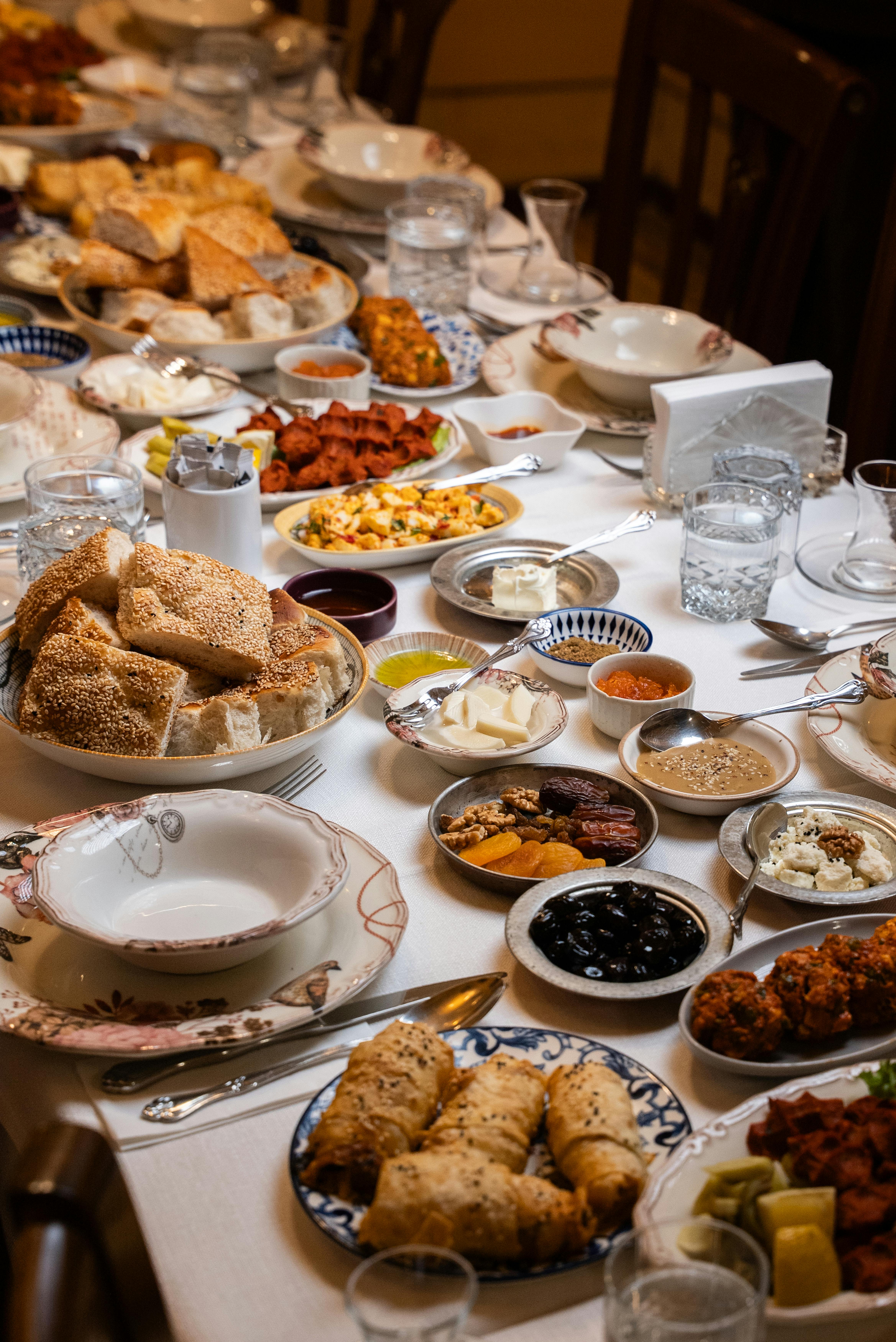 無料 トルコのガジアンテプの祝宴の食卓に美しく並べられた、様々な美味しいトルコ料理。 写真素材