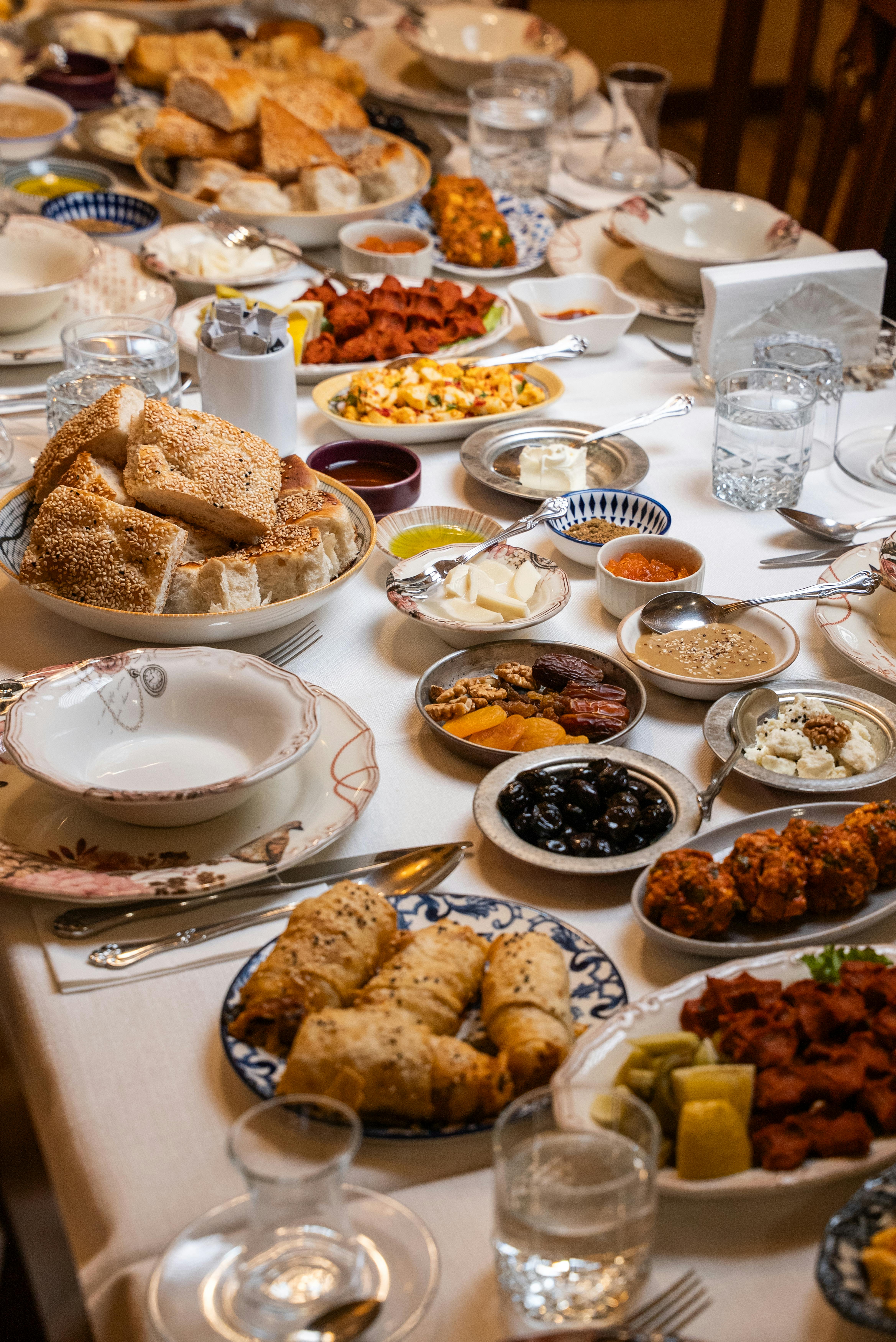 Kostenlos Ein üppiges Buffet mit traditionellen türkischen Speisen wie Brot, Dips und Gebäck auf einem Esstisch in Gaziantep, Türkei. Stock-Foto