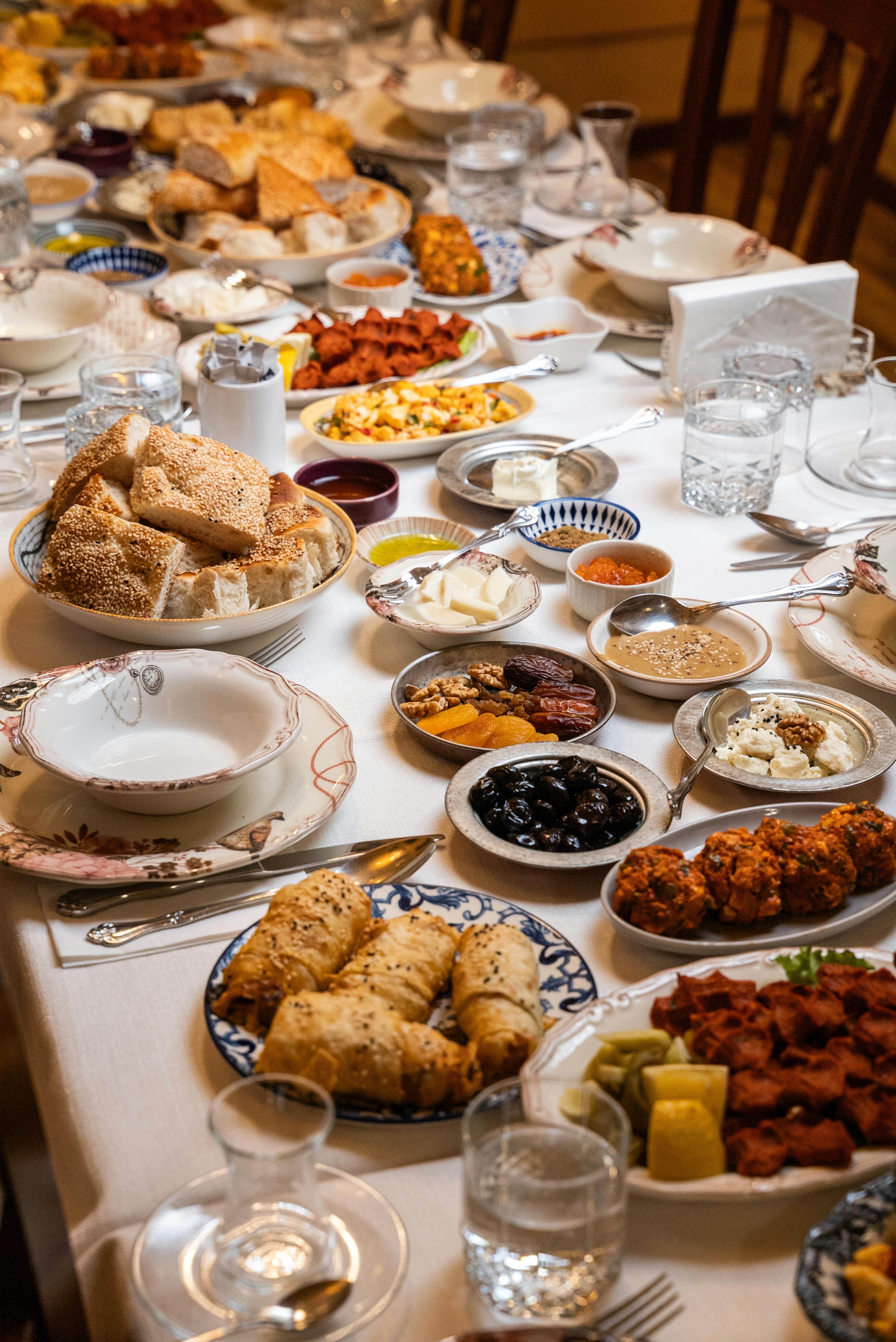grátis Uma mesa de jantar ricamente posta com uma variedade de pratos turcos, perfeita para celebrações. Foto profissional