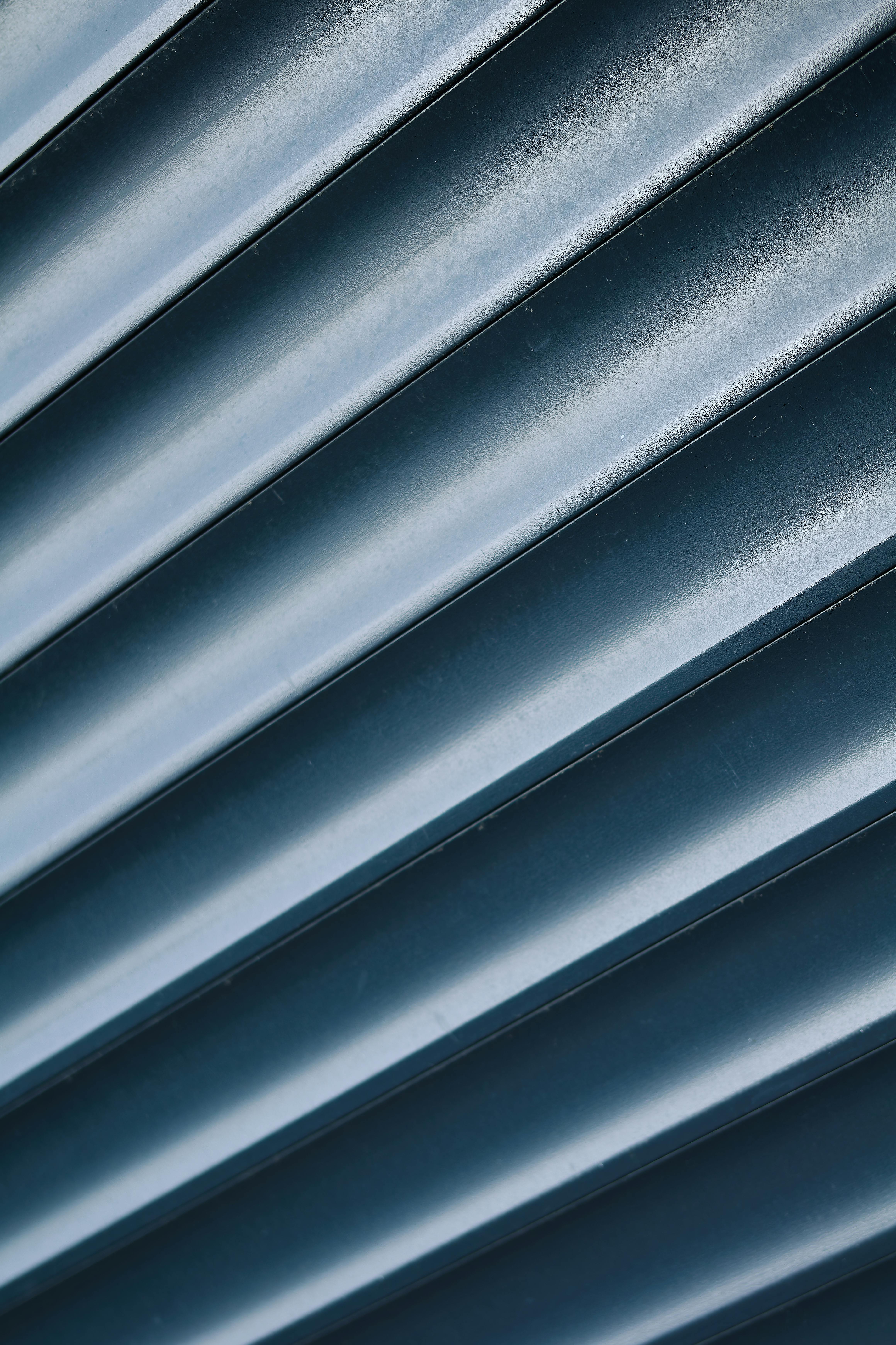 ฟรี ภาพถ่ายนามธรรมของพื้นผิวโลหะเป็นร่องที่มีโทนสีเย็นและให้ความรู้สึกแบบอุตสาหกรรม คลังภาพถ่าย