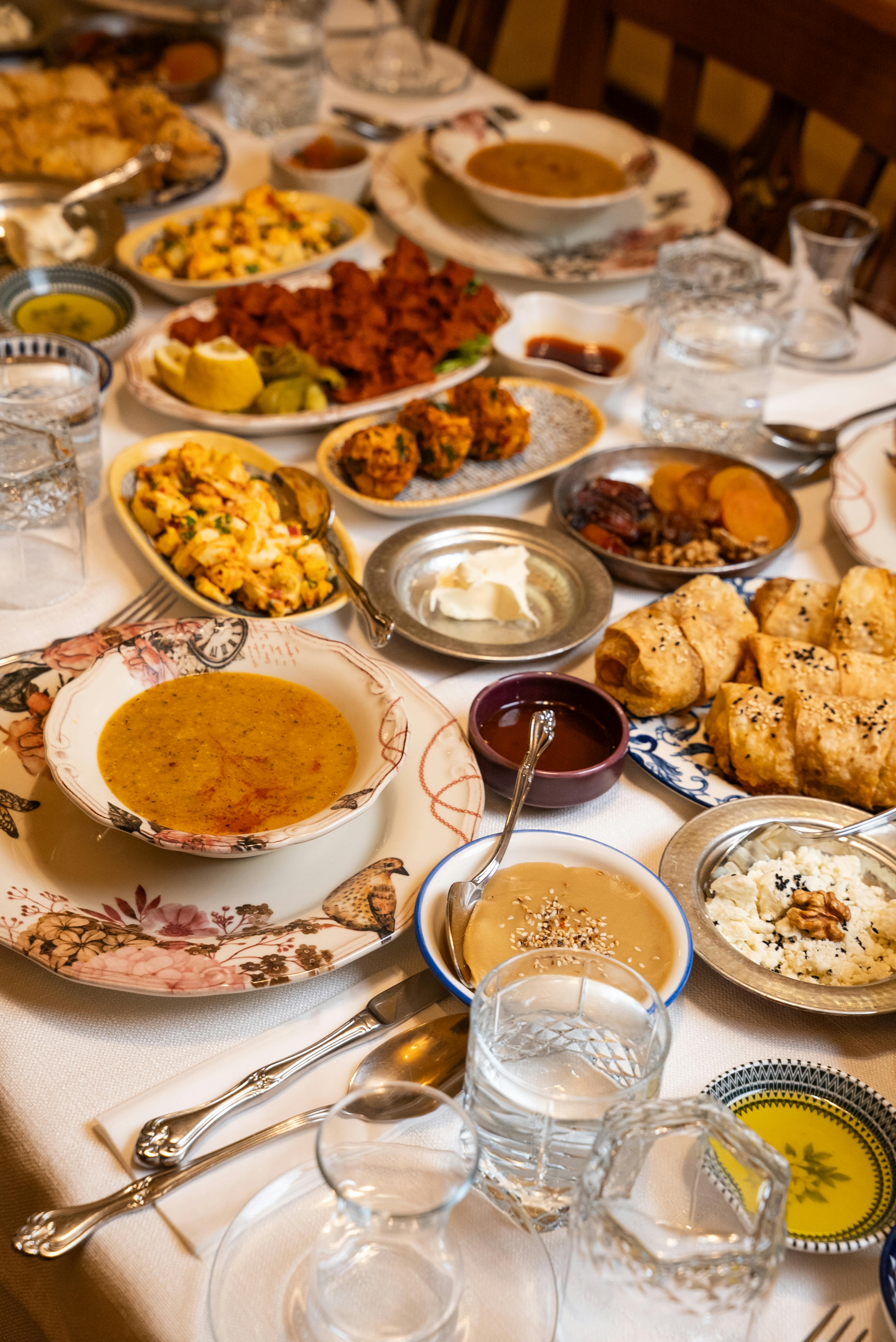 Gratuit Un assortiment élaboré de plats traditionnels turcs élégamment disposés sur une table à manger à Gaziantep. Photos