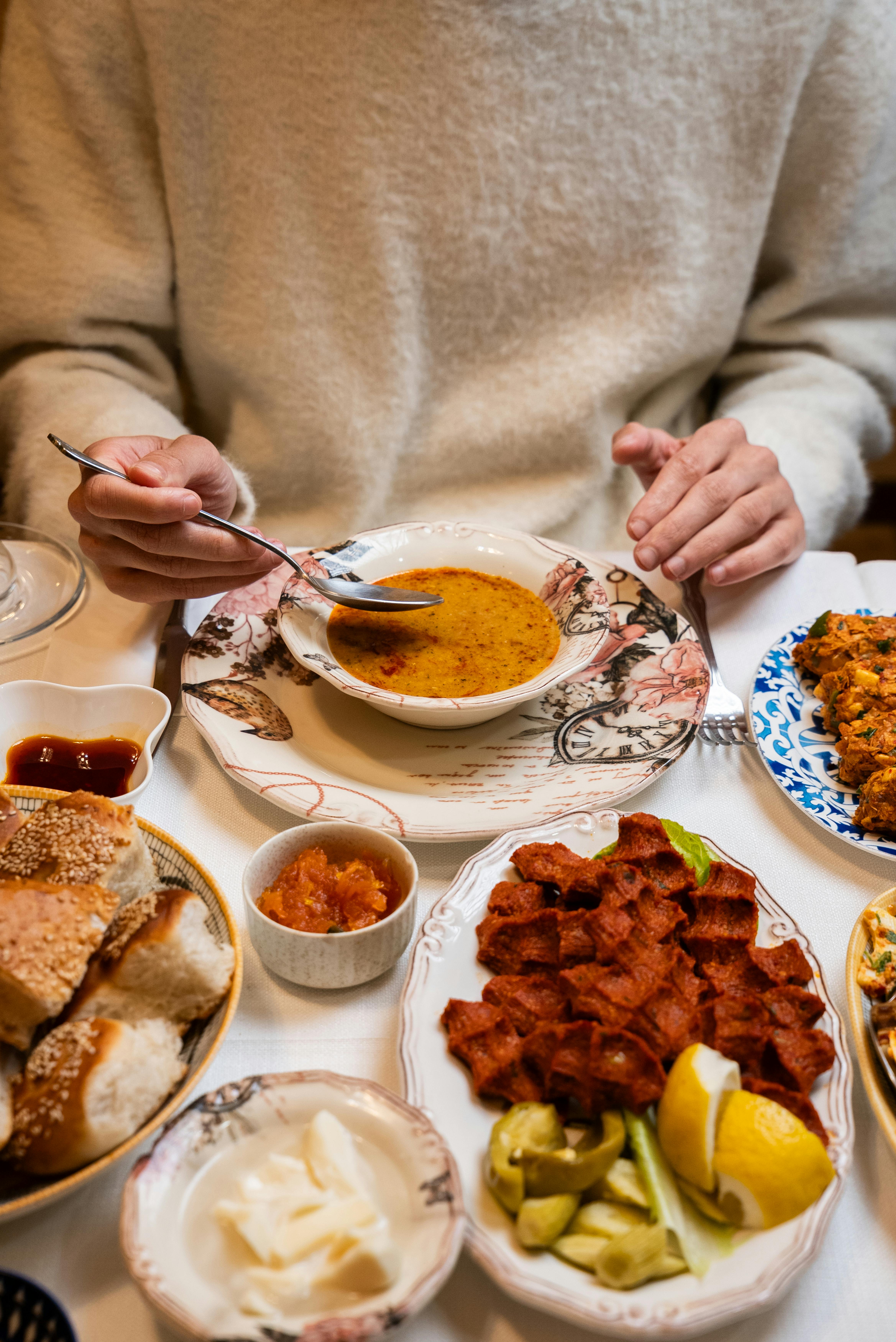 無料 トルコのガジアンテプで、伝統的なトルコ料理を盛り付けたテーブルセッティング。様々な料理が並んでいる。 写真素材