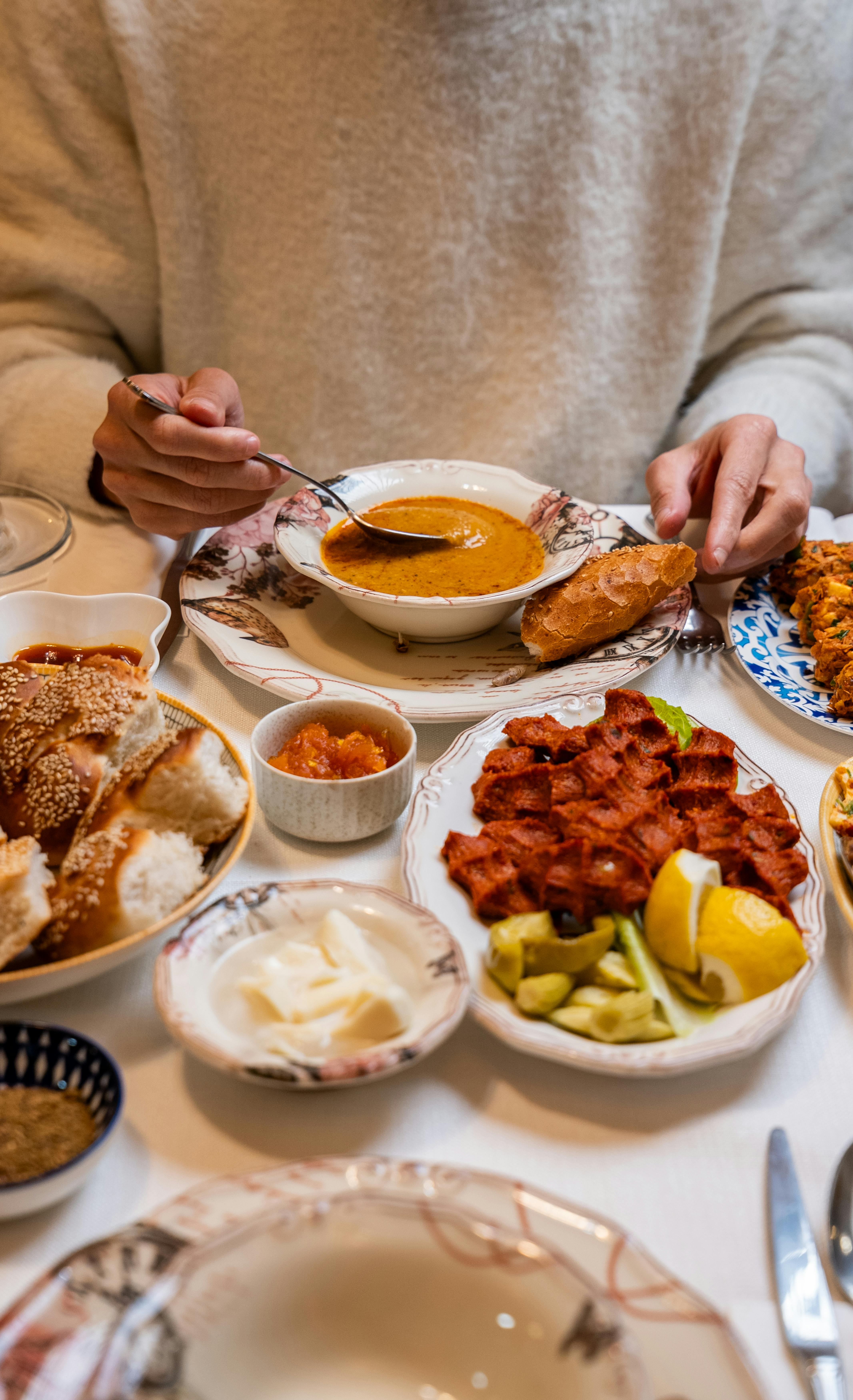 Kostenlos Köstliches türkisches Essen mit Suppe, Brot und Vorspeisen in Gaziantep. Stock-Foto