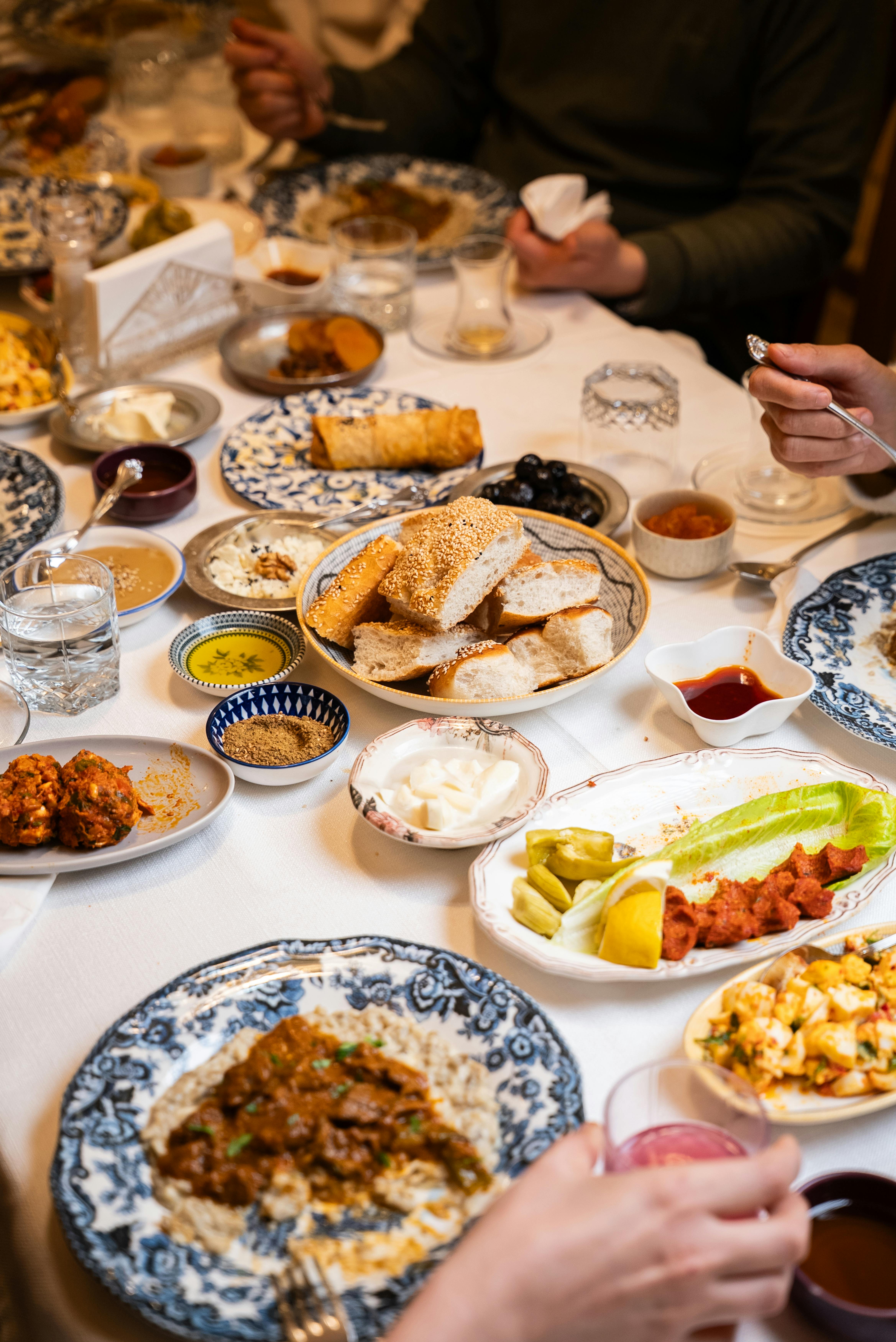 grátis Uma mesa posta com cores vibrantes e diversos pratos tradicionais turcos em um encontro social em Gaziantep, Turquia. Foto profissional