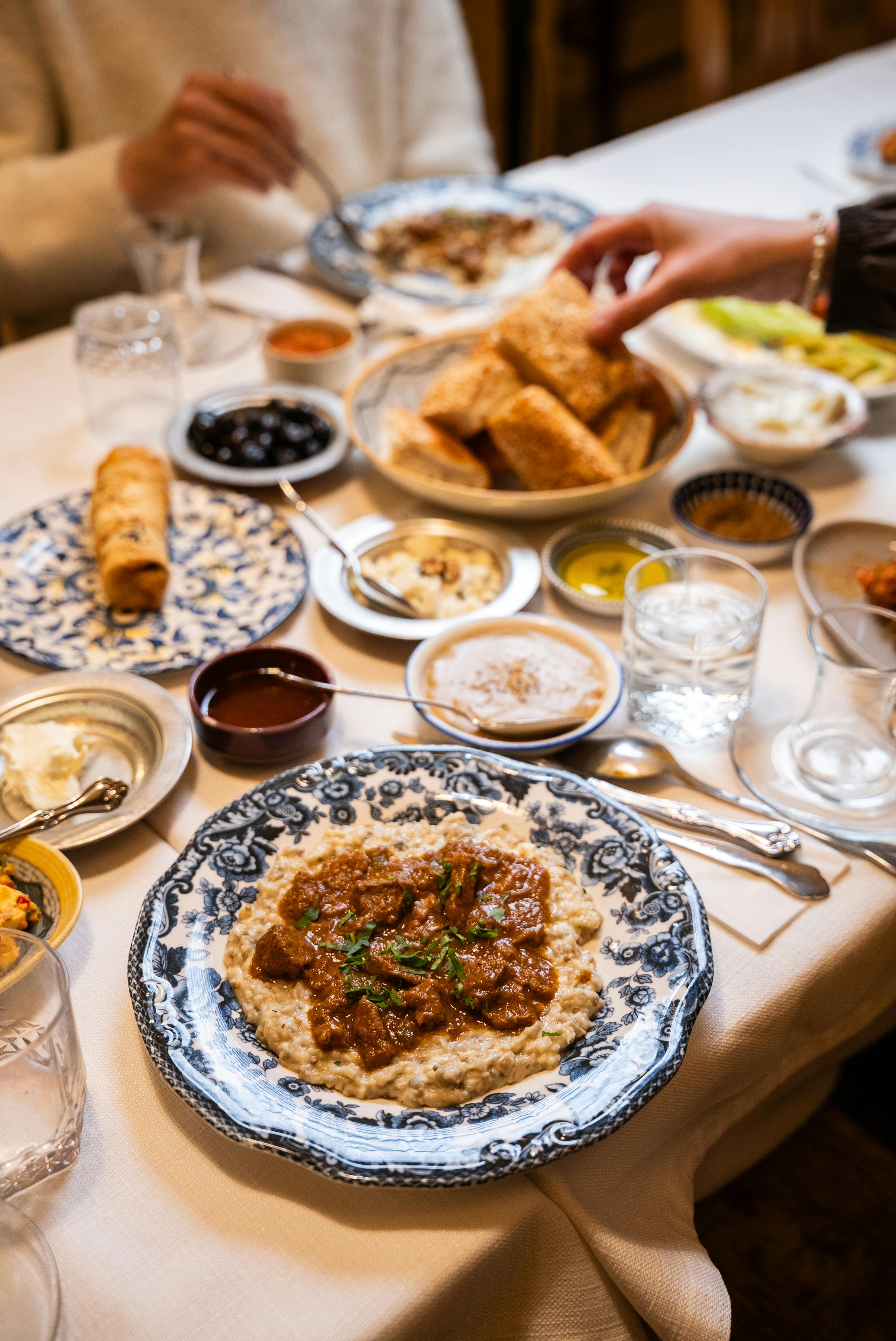 Kostenlos Nahaufnahme eines klassischen türkischen Menüs mit verschiedenen Gerichten und Vorspeisen auf einem gedeckten Tisch in Gaziantep. Stock-Foto