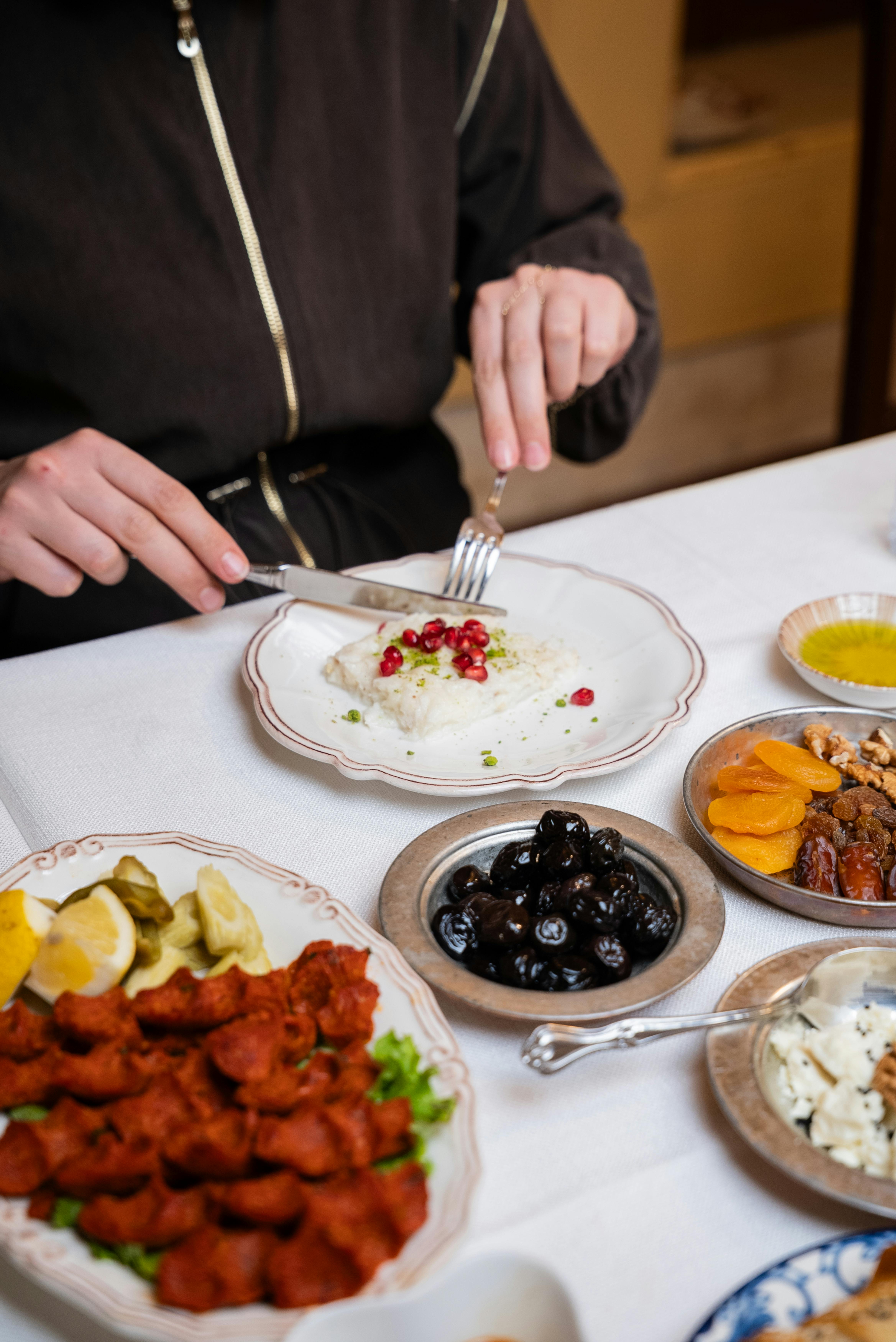 бесплатная Стол накрыт для традиционного турецкого обеда, включающего рис, оливки и различные закуски. Стоковое фото