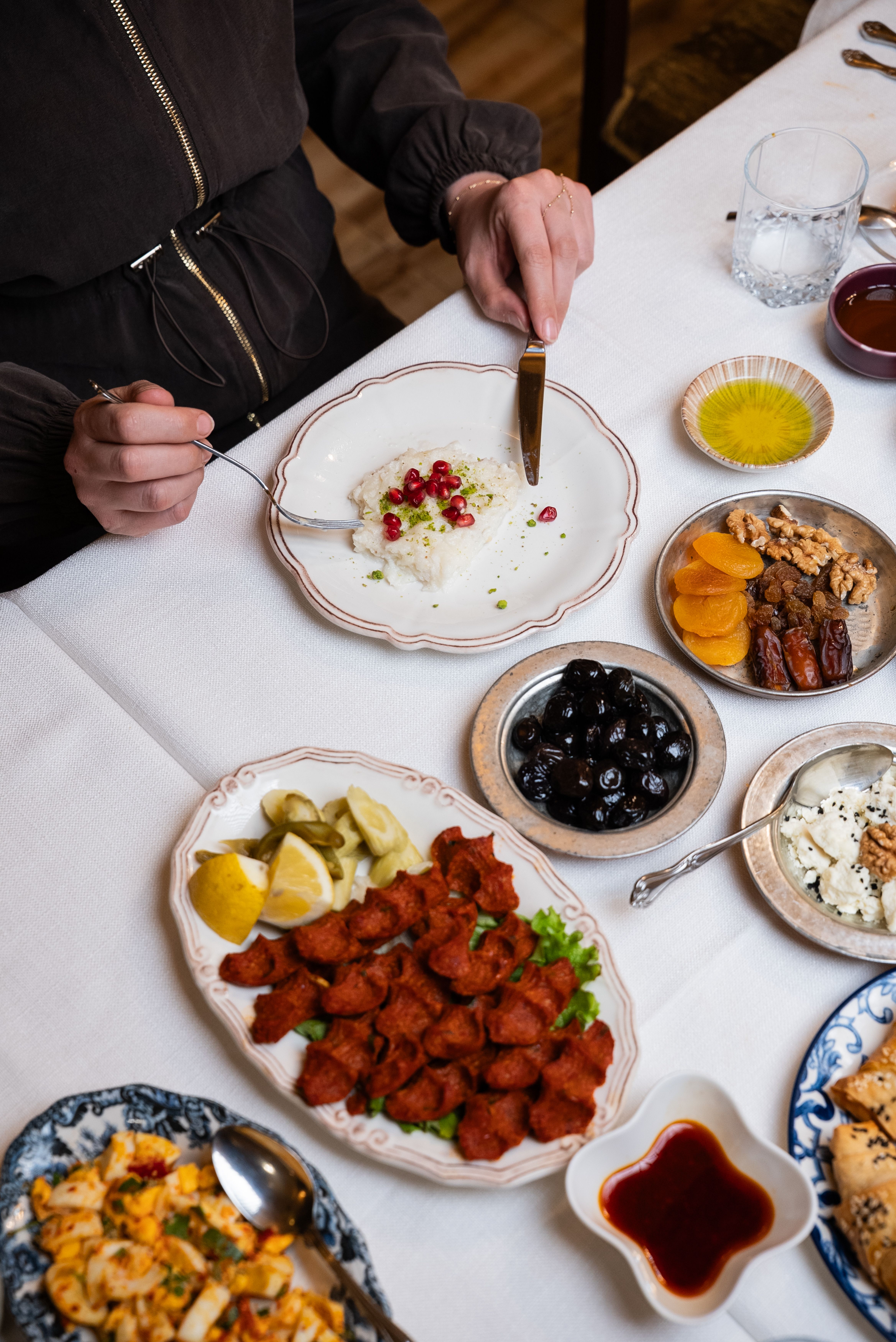 A traditional Turkish meal featuring pide, salad, olives, and more, perfect for Ramadan celebrations.