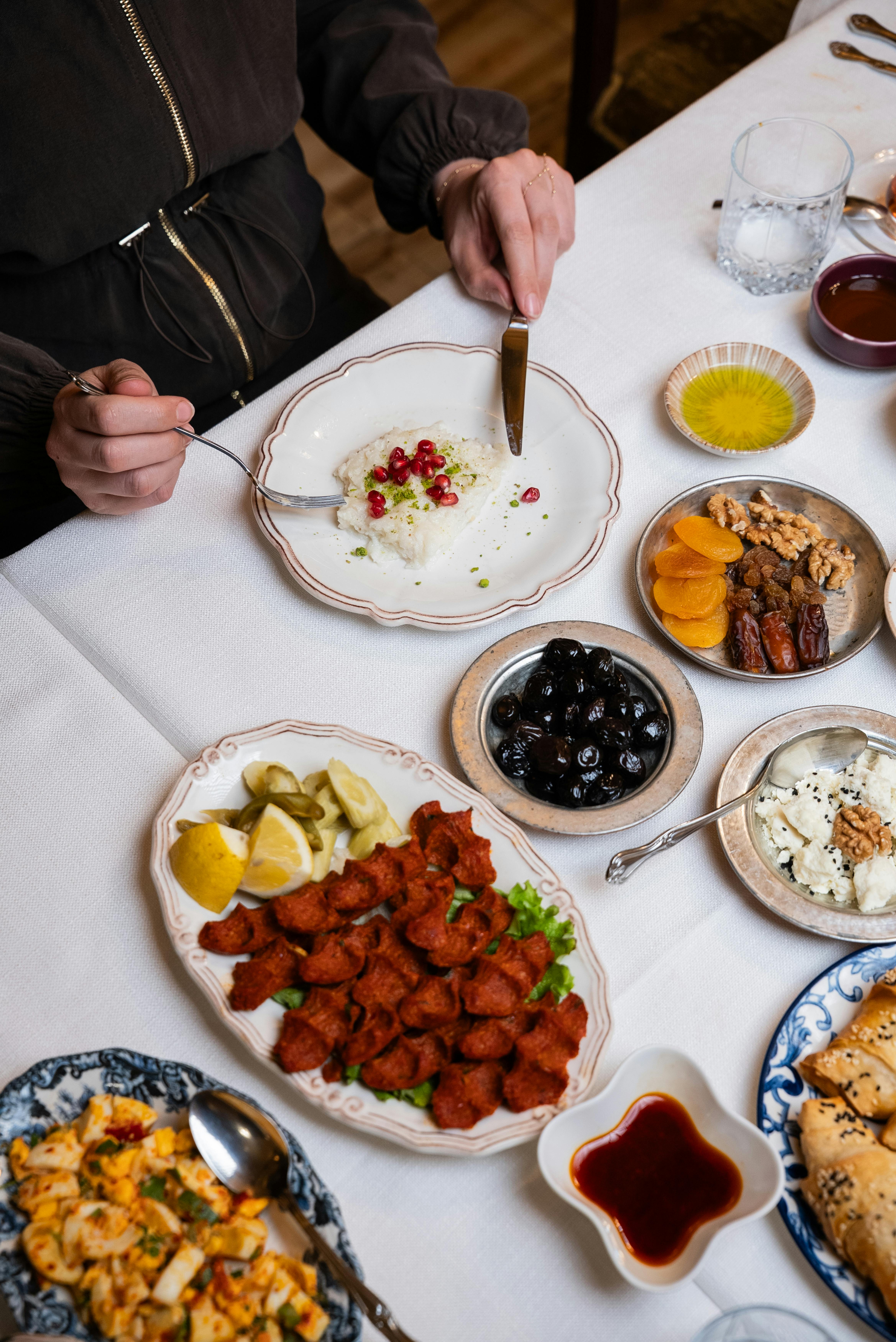 Gratuit Vue de dessus d'un repas turc traditionnel avec divers plats et une personne à table. Photos