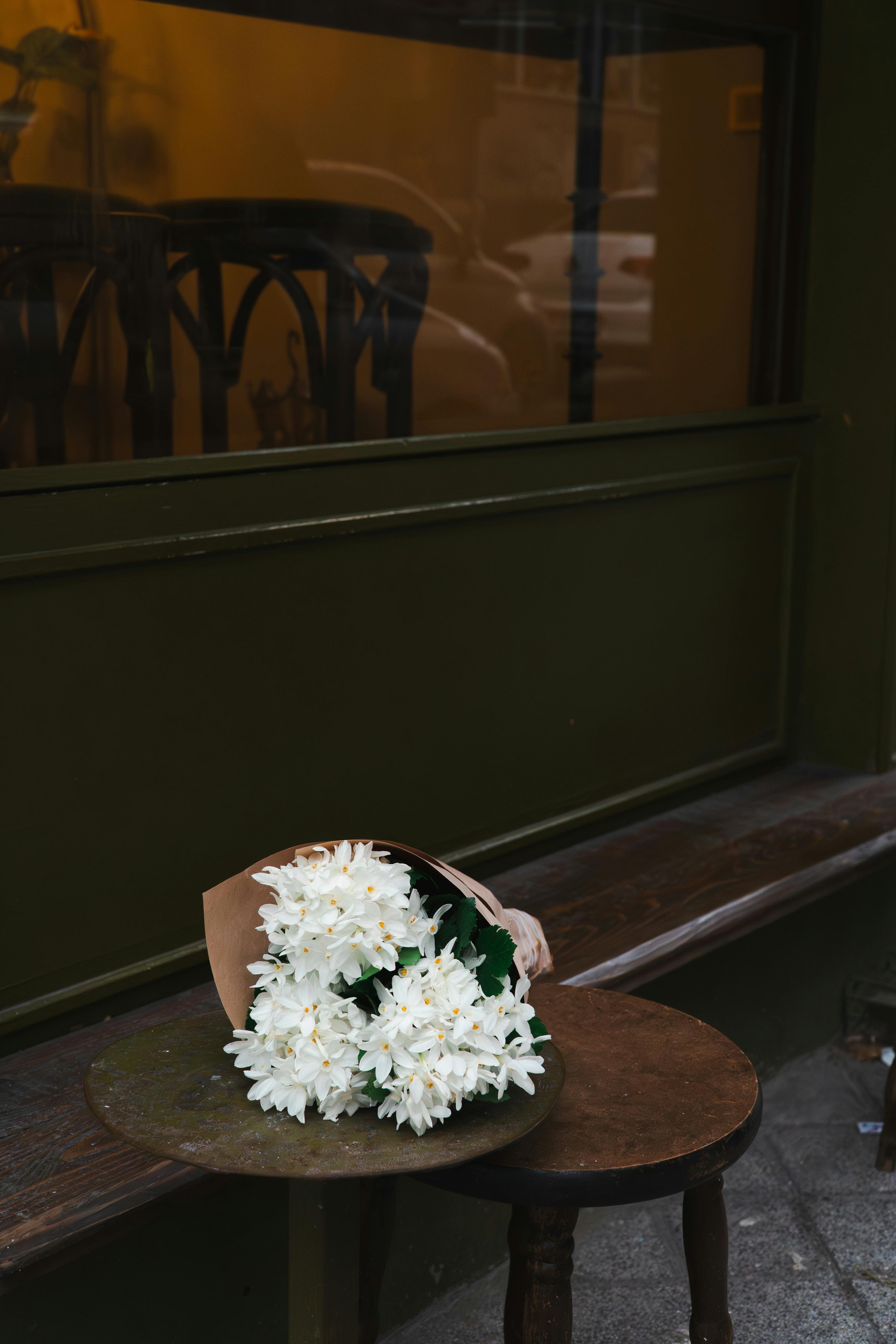 gratis Een serene scène met een boeket witte chrysanten op een tafeltje buiten een café in Istanbul. Stockfoto