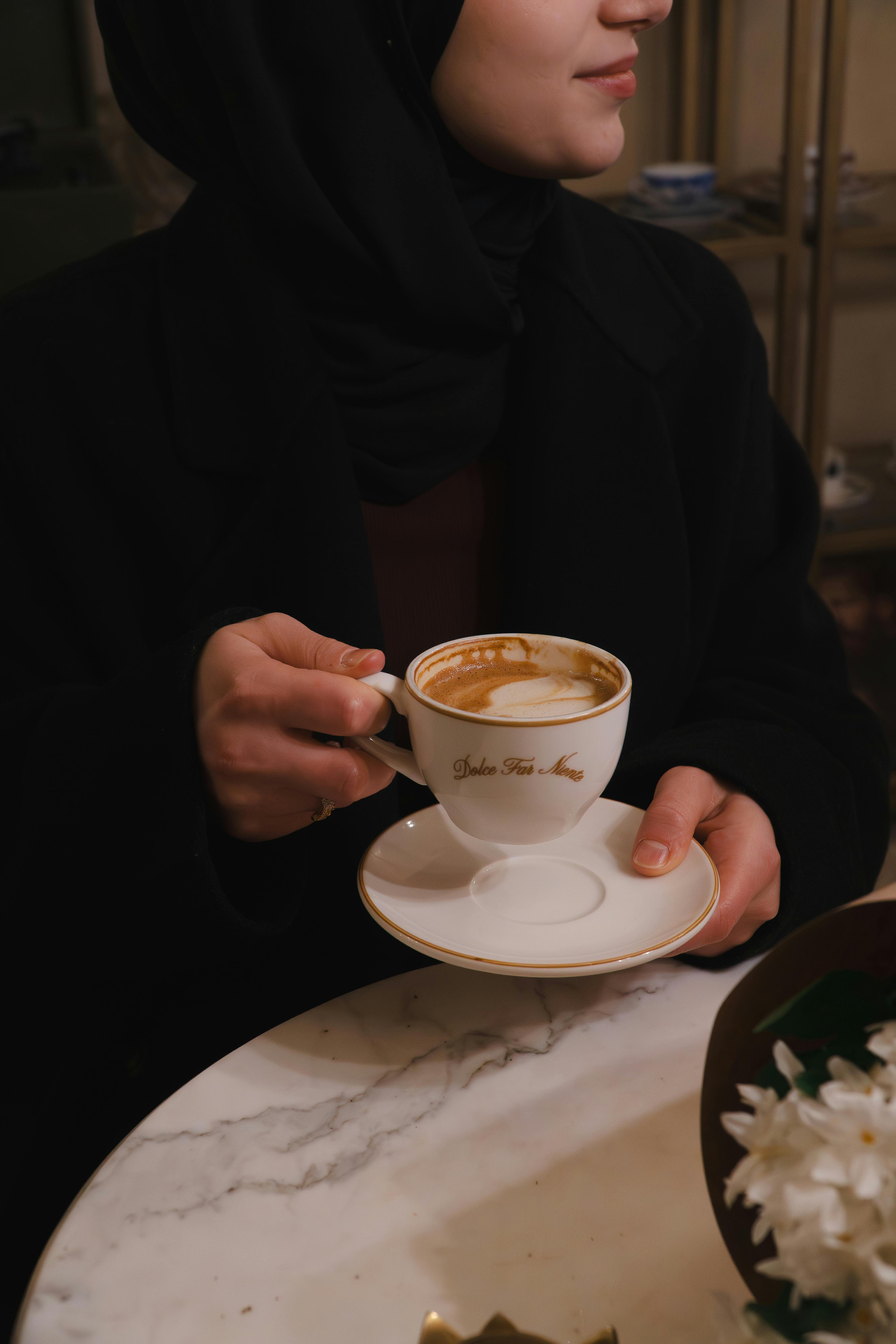gratis Vrouw geniet van een kopje koffie in een gezellig café in Istanbul, Turkije. Stockfoto