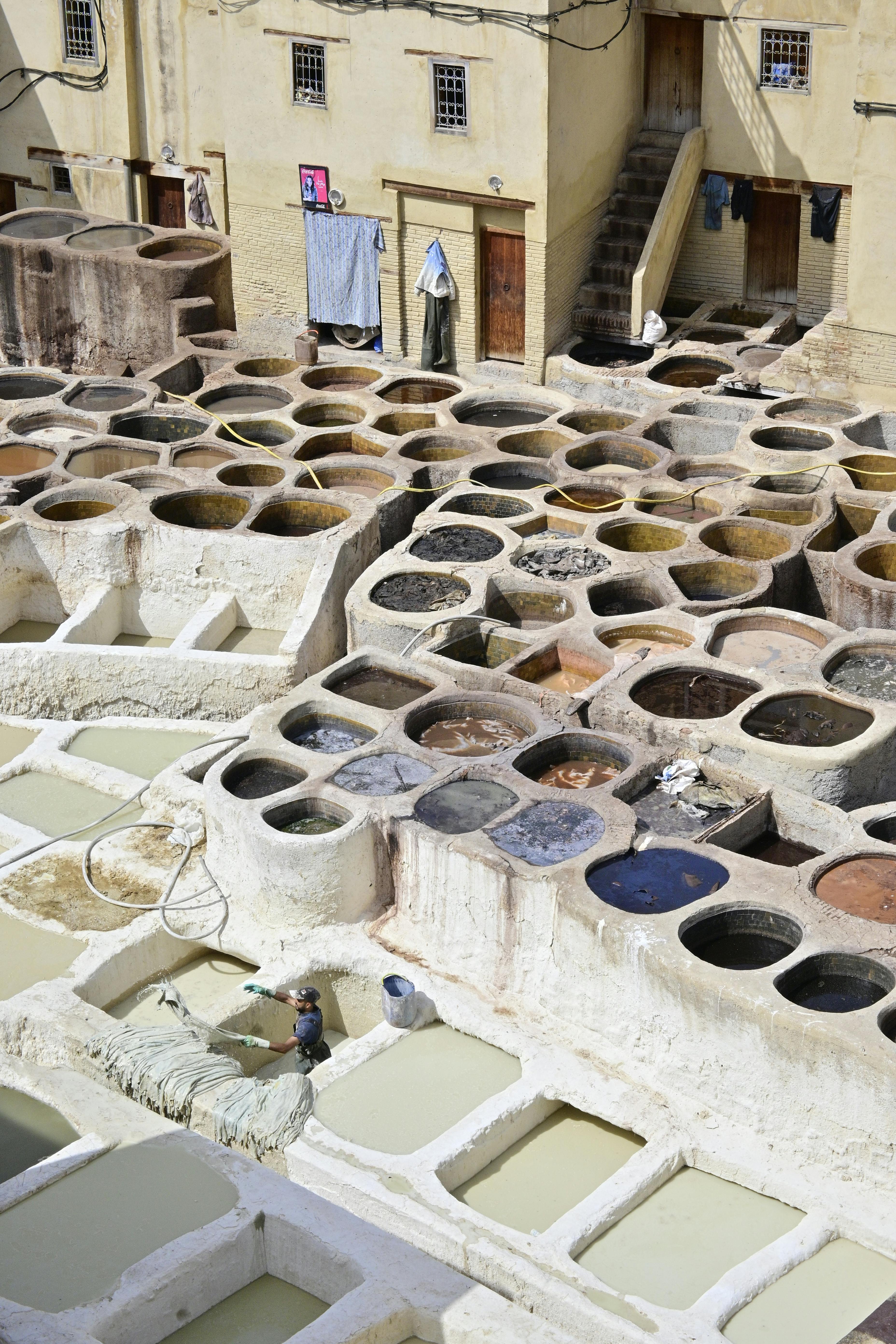 Gratis Veduta aerea di una conceria tradizionale marocchina che mostra le colorate vasche di tintura e l'architettura. Foto a disposizione